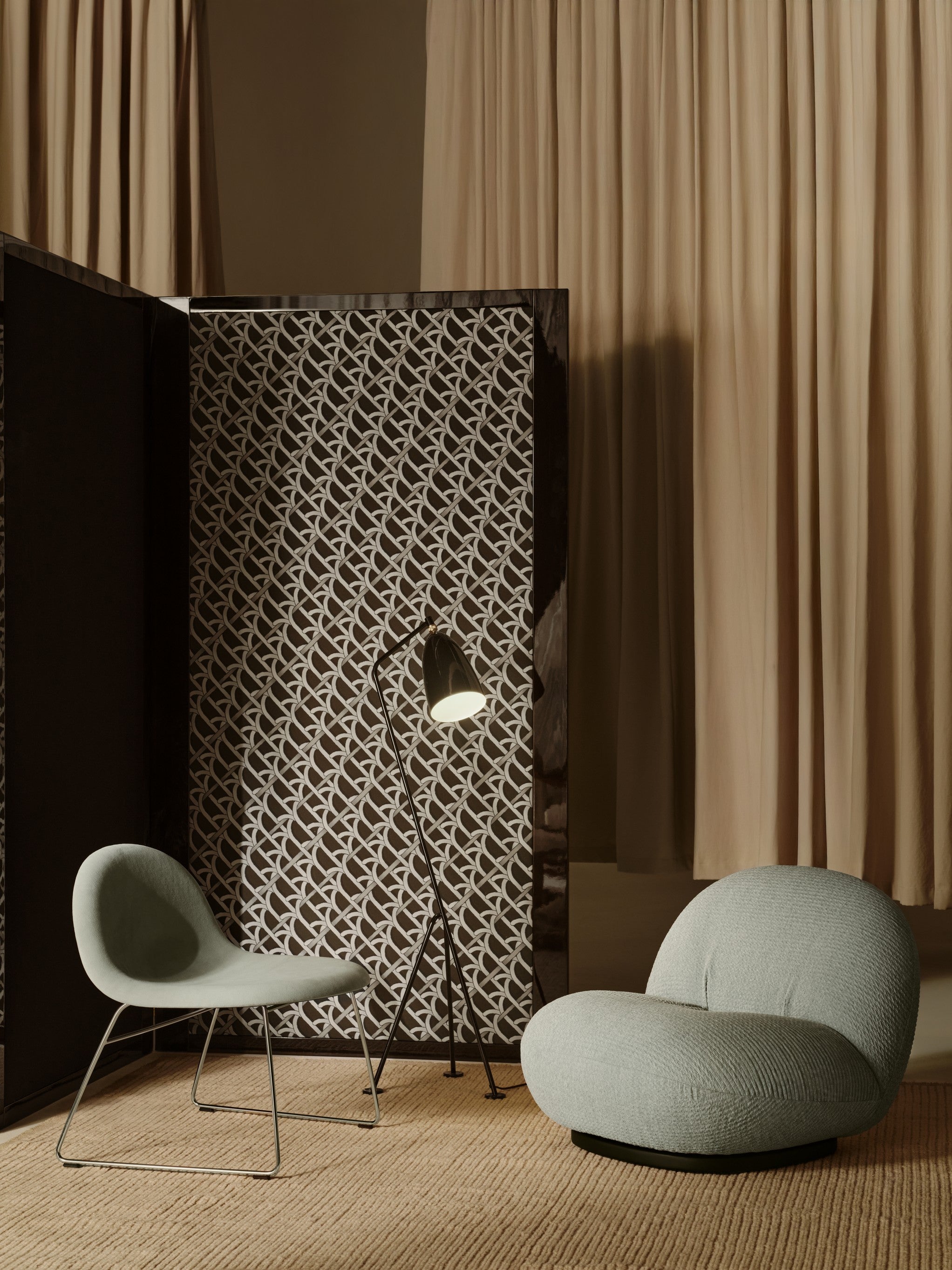 Křeslo PACHA čalouněné s černým podstavcem