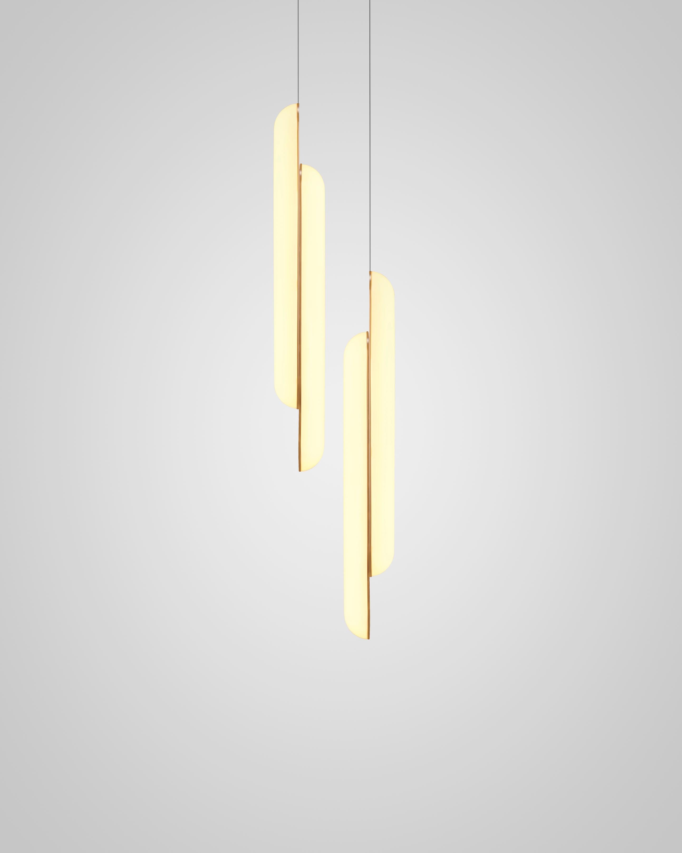 Lampa visící GEMINI s opálovým stínidlem a mosaznými detaily.