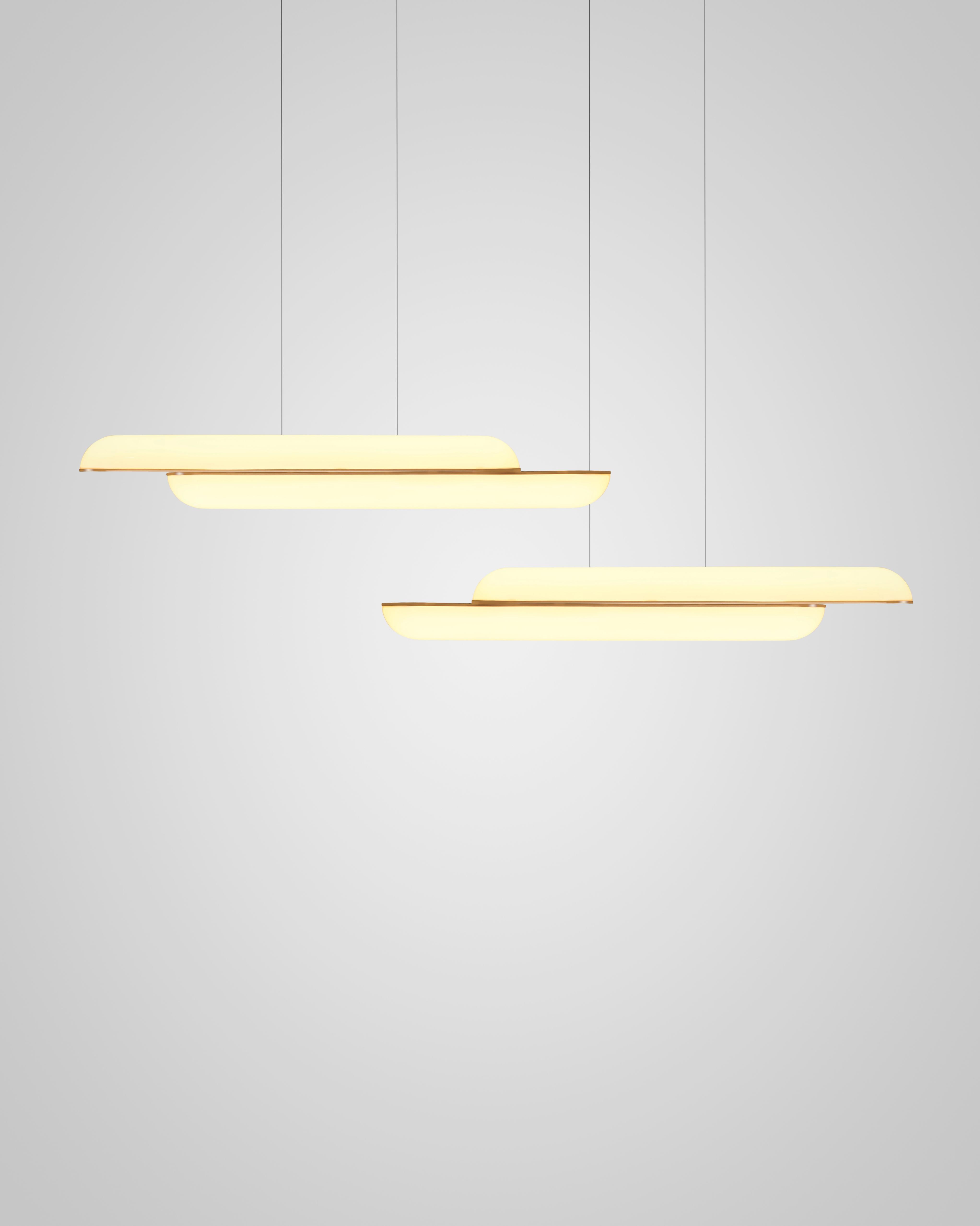 Lampa visící GEMINI s opálovým stínidlem a mosaznými detaily.