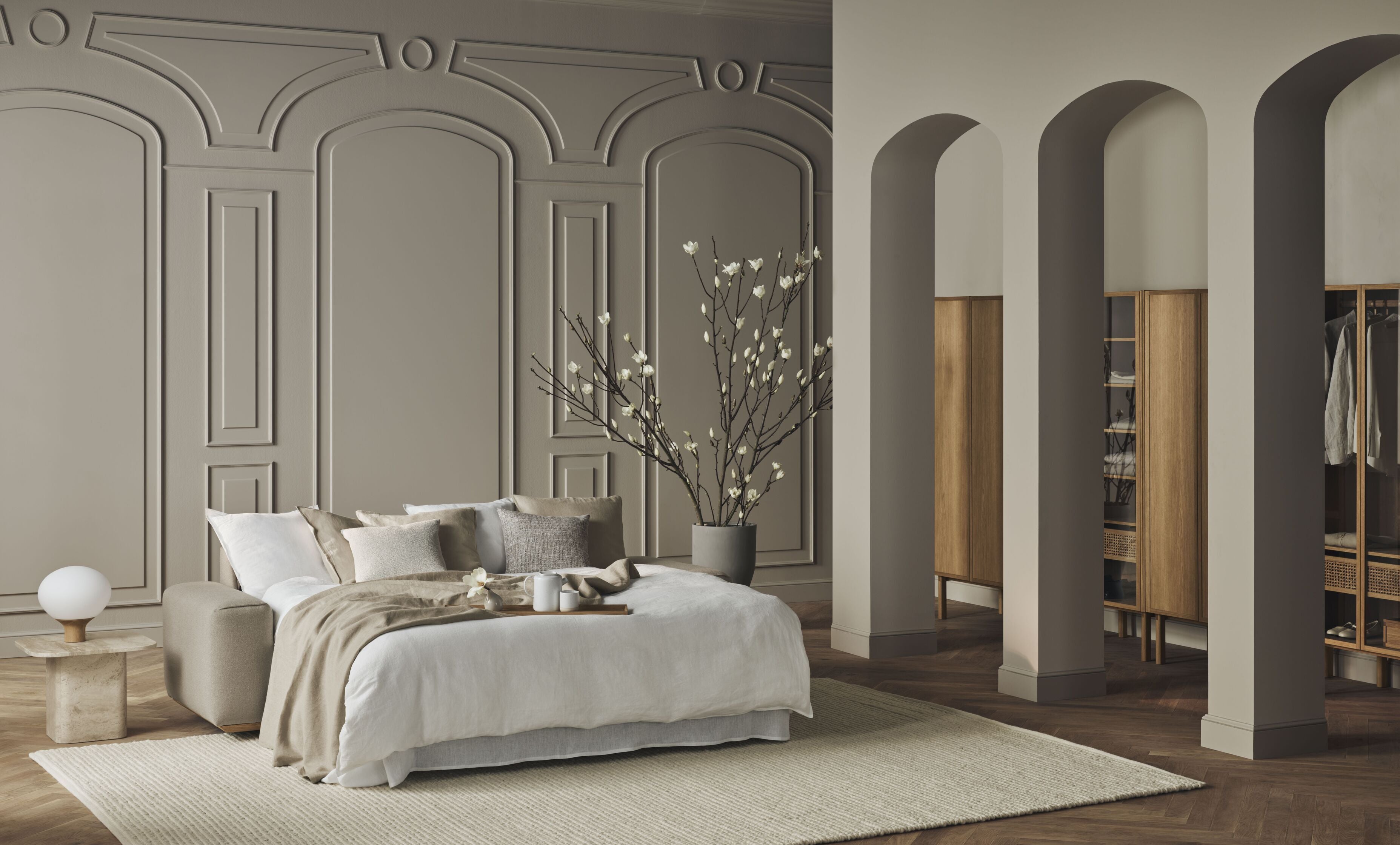 Sofa rozkládací 2,5-místná GEST s podstavou z běleného dubového dřeva