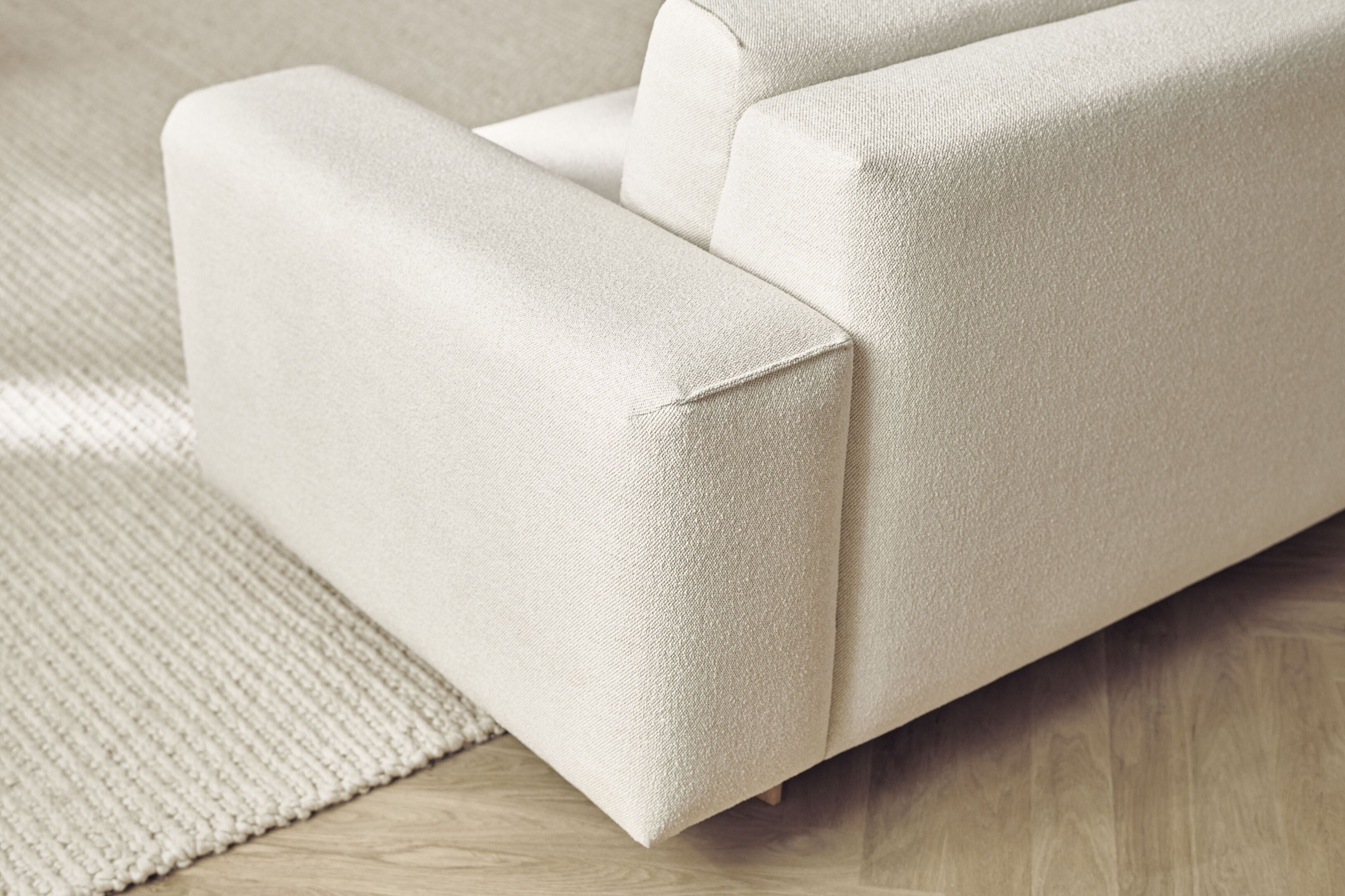 Sofa rozkládací 2,5-místná GEST s podstavou z běleného dubového dřeva