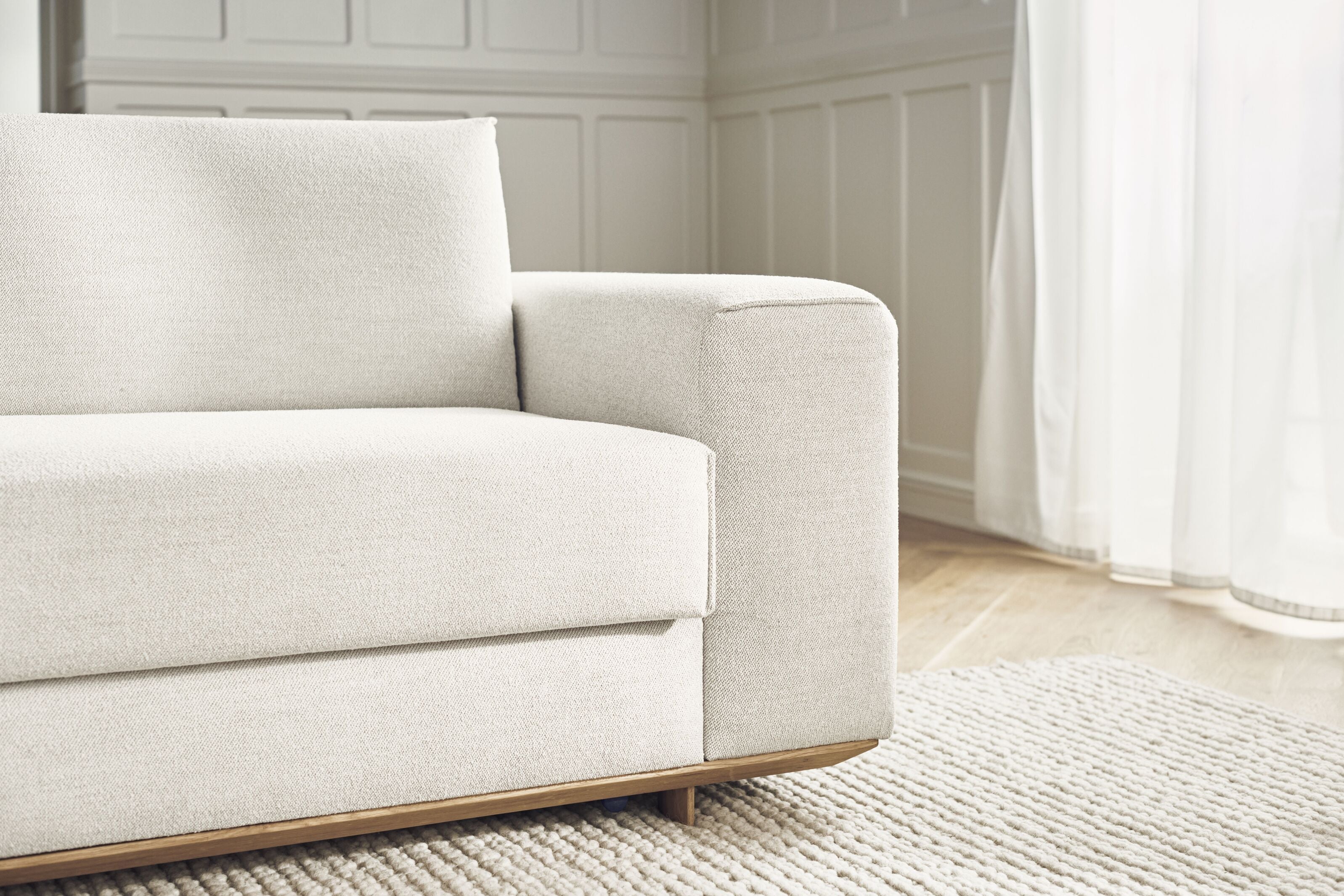 Sofa rozkládací 2,5-místná GEST s podstavou z běleného dubového dřeva