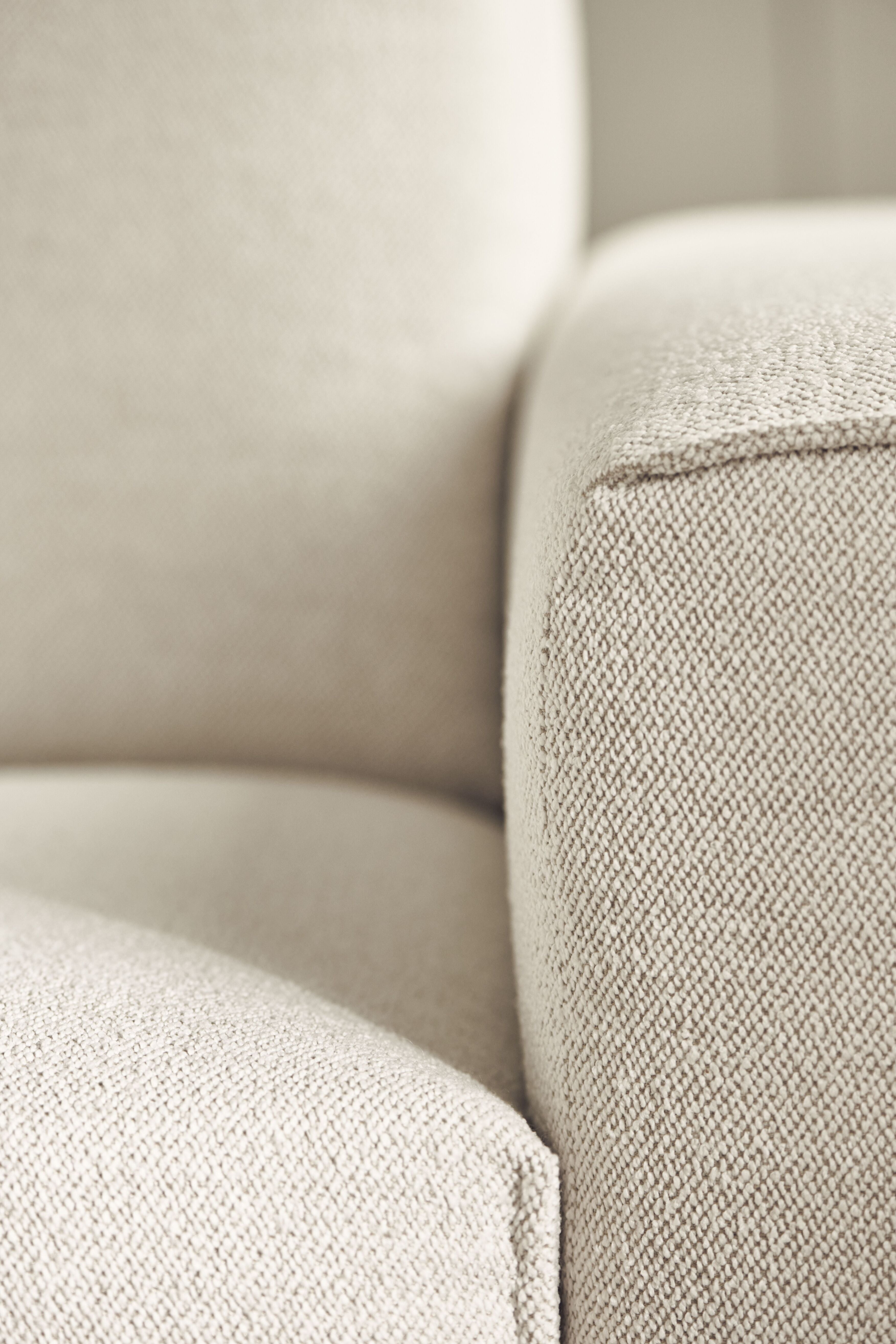 Sofa rozkládací 2,5-místná GEST s podstavou z běleného dubového dřeva