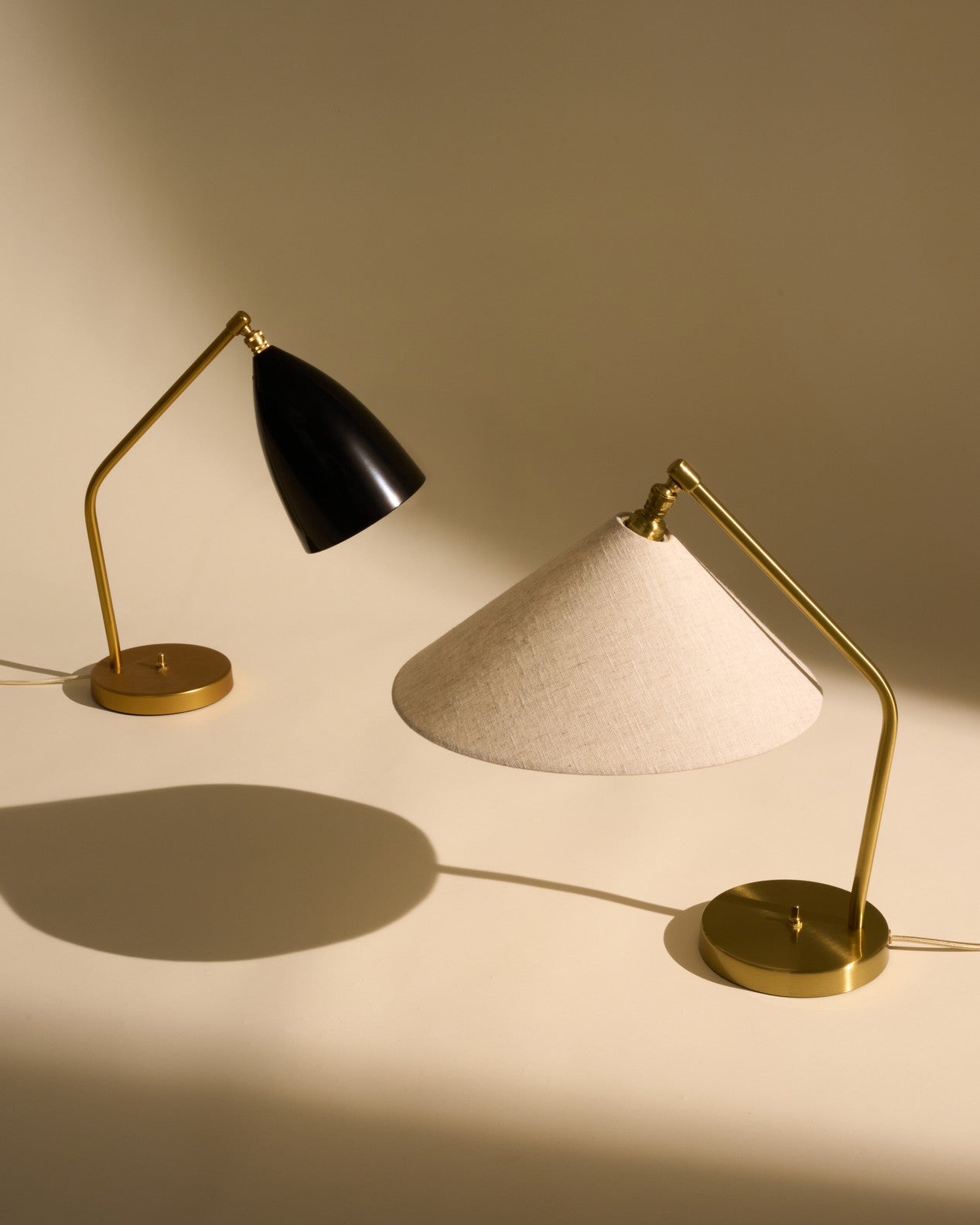 GRÄSHOPPA table lamp with a black glossy shade and a gold base