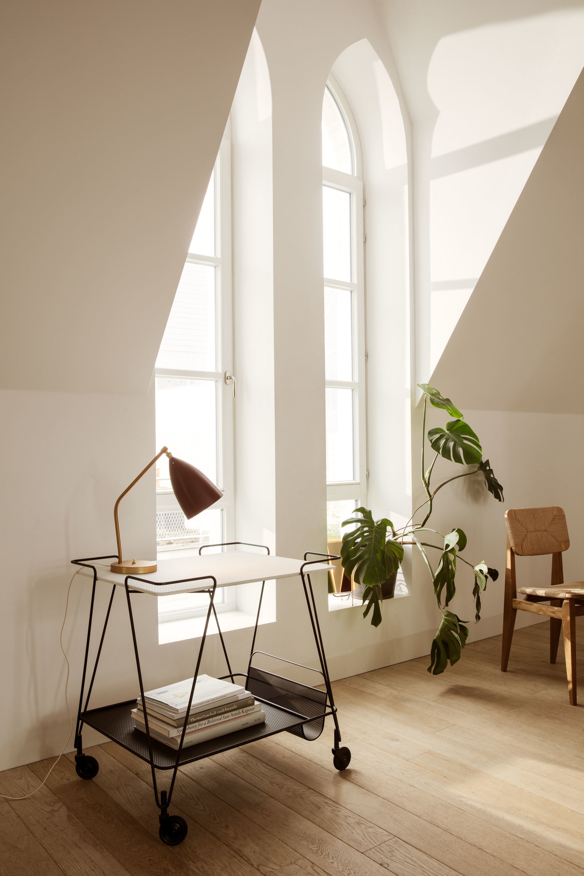 GRÄSHOPPA table lamp with a black glossy shade and a gold base