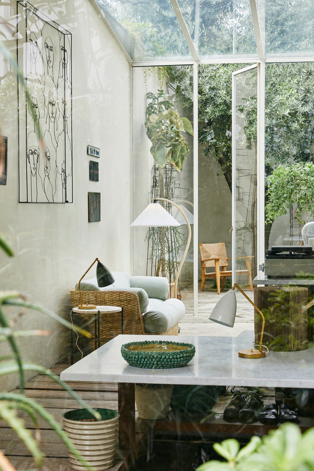 GRÄSHOPPA table lamp with a black glossy shade and a gold base