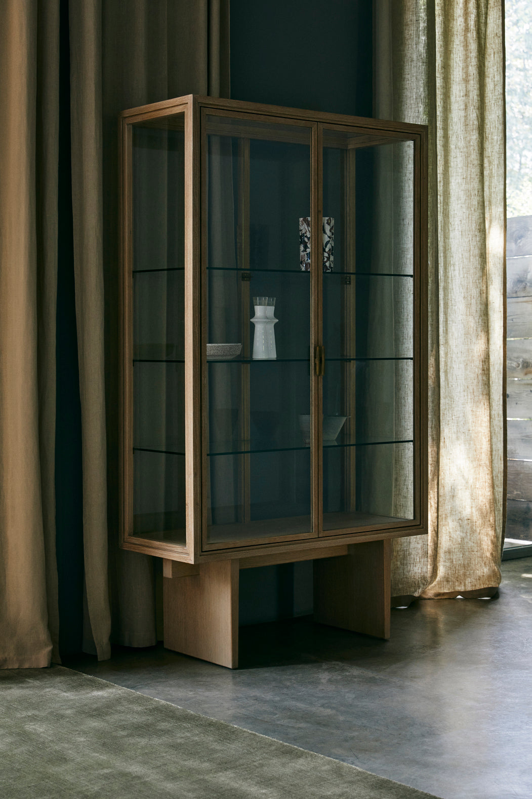Skleněná vitrína PRIVATE dubová dýha