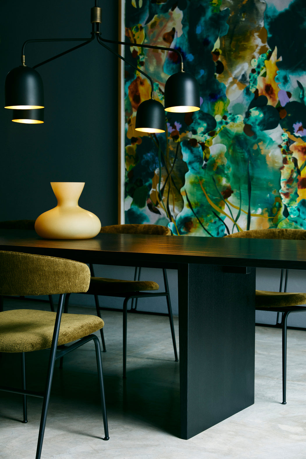 VIOLIN upholstered chair with black base