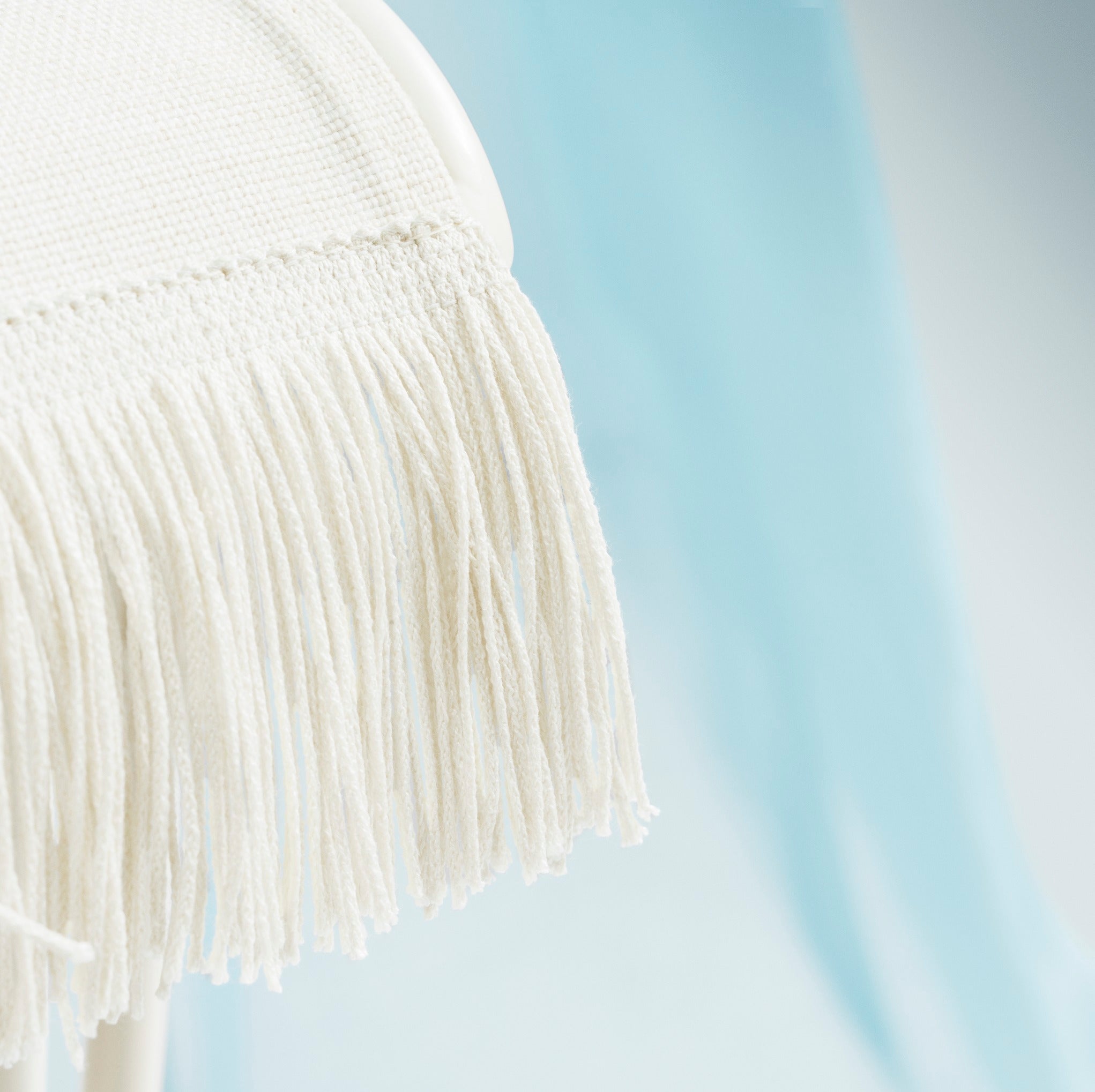 Zahradní židle TROPIQUE šedo-bílá s černým ocelovým podstavcem