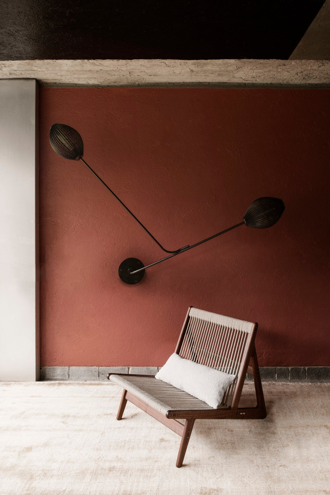 MR01 armchair in oak wood and linen