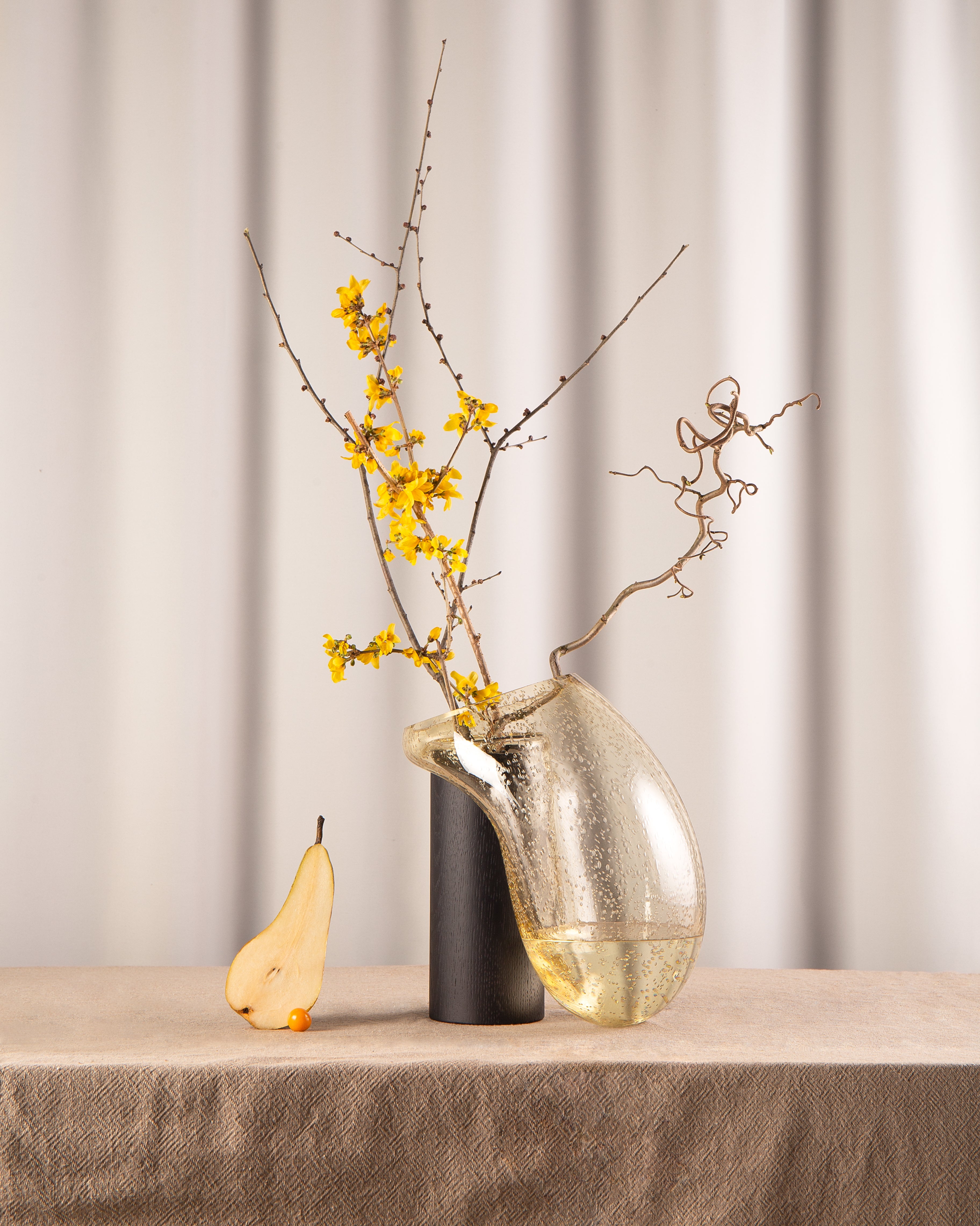 Váza GUTTA BOON jantarová s černou