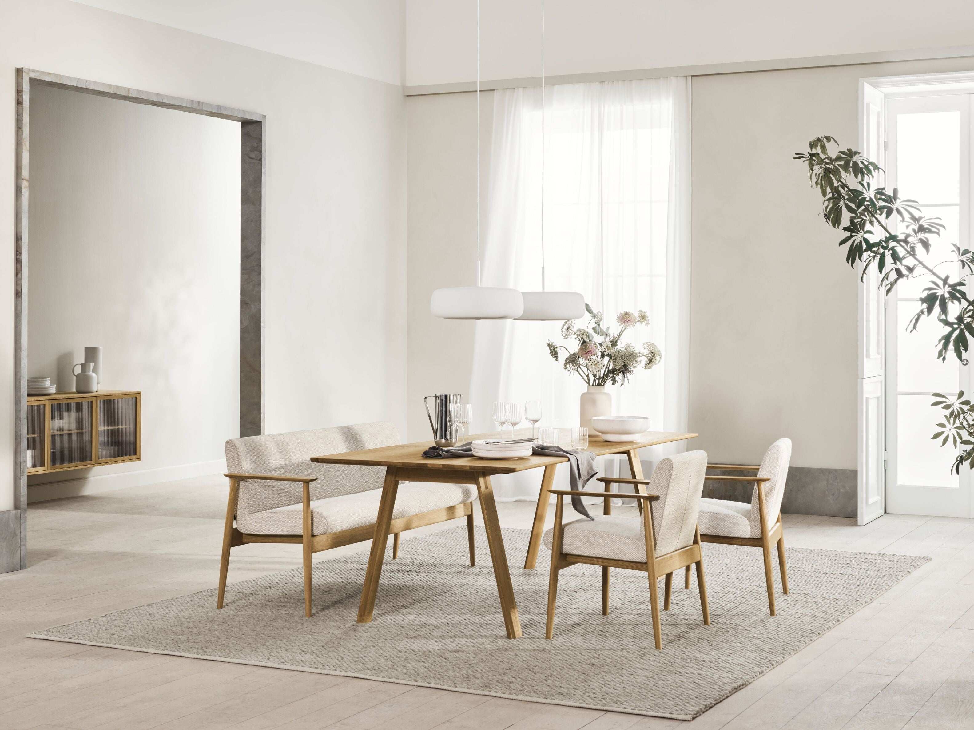 Křeslo s područkami VISTI, základna z dubového dřeva