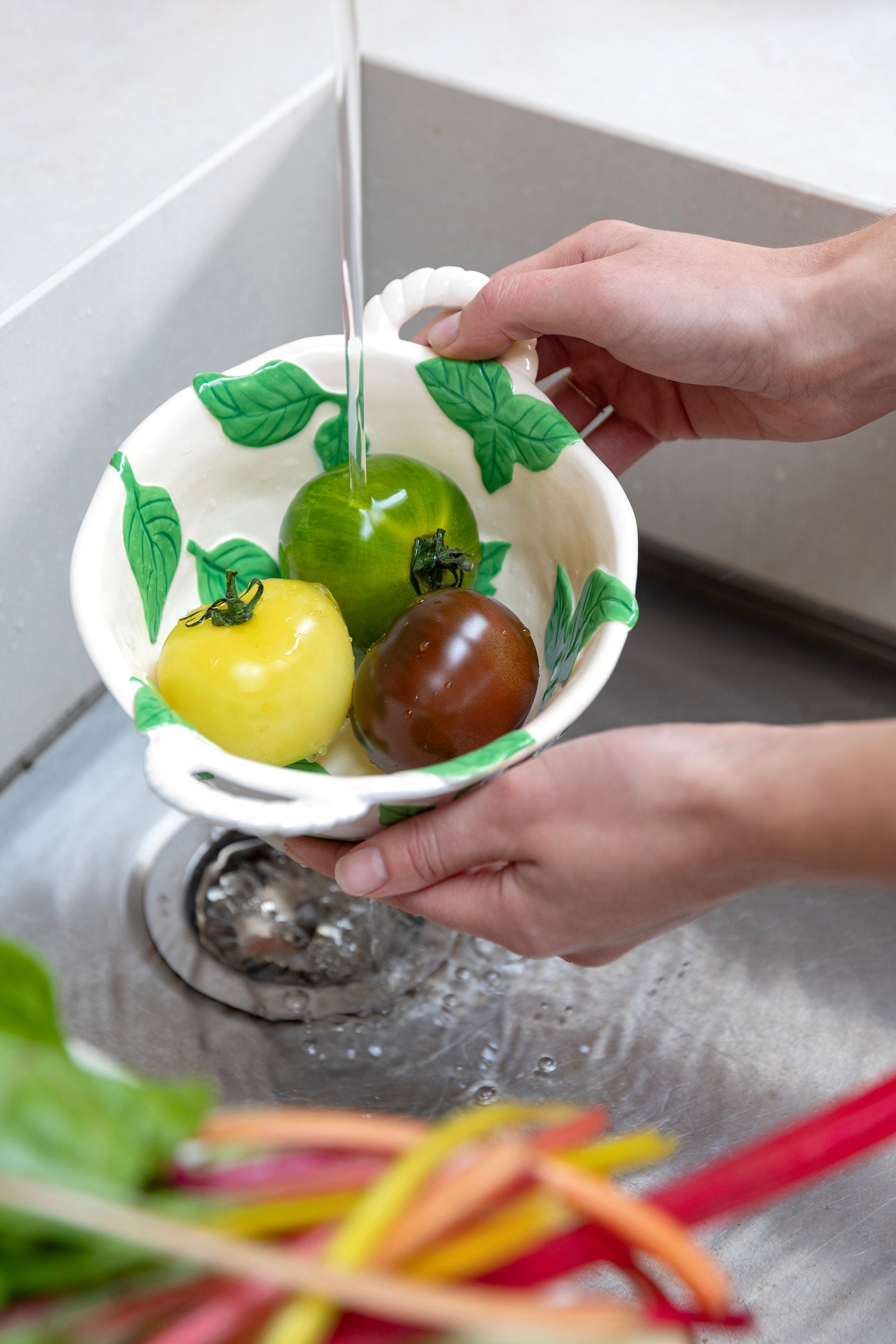 Bílý dřezový sítko s podstavcem BASIL se zelenou barvou