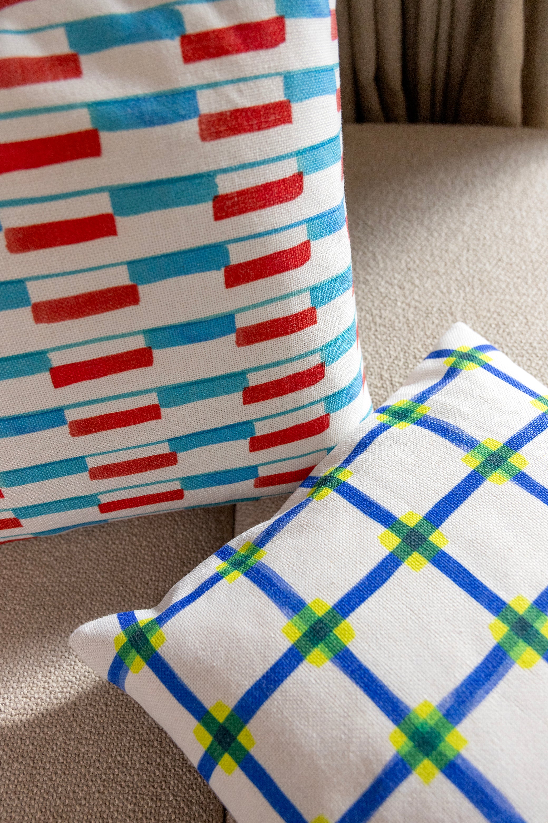 Povlak na polštář CLASH bílý s modrou a žlutou