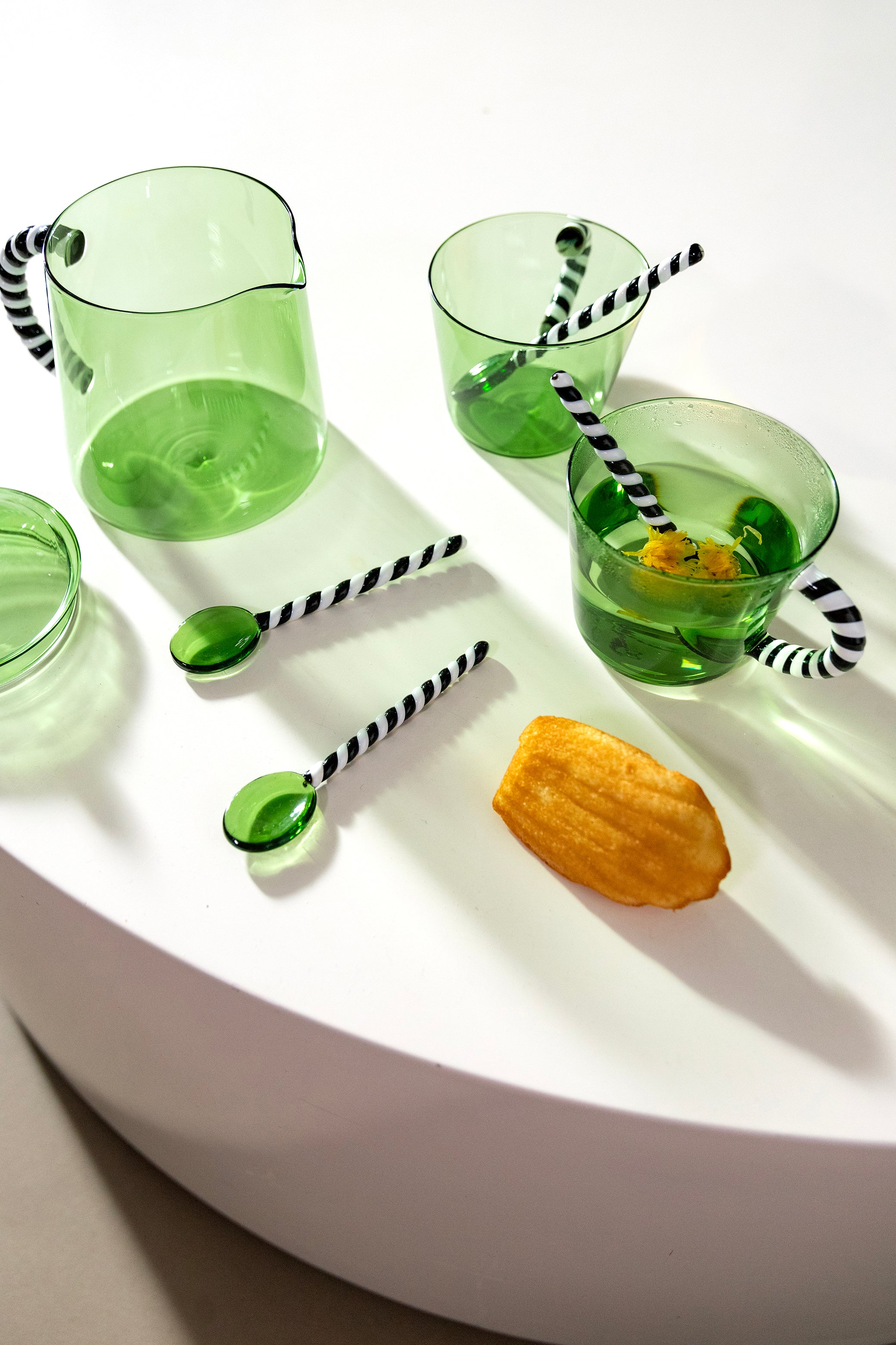 DUET Green Glasses Set with Black and White Handle