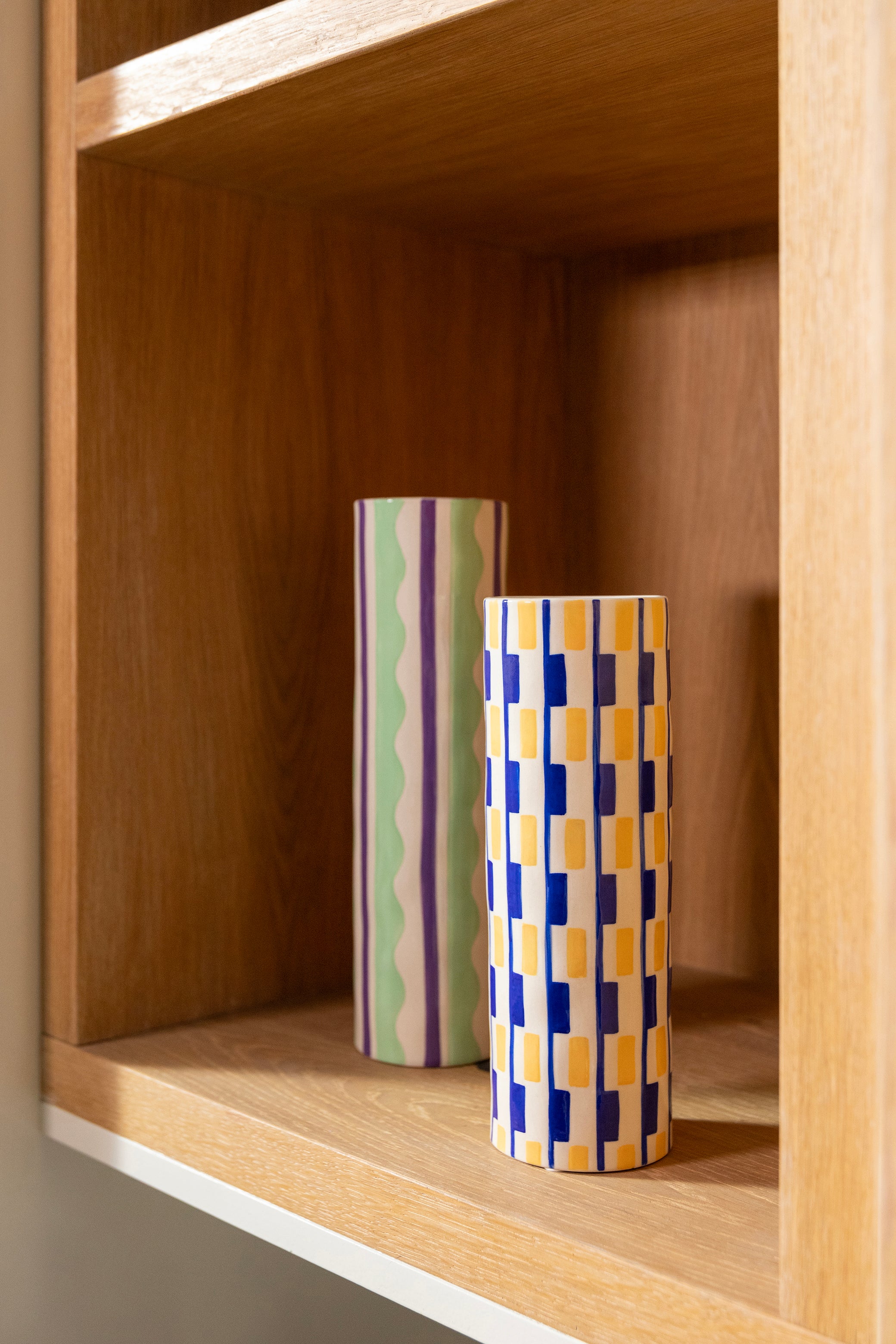 Váza CLASH OBLONG bílá s modrou a žlutou