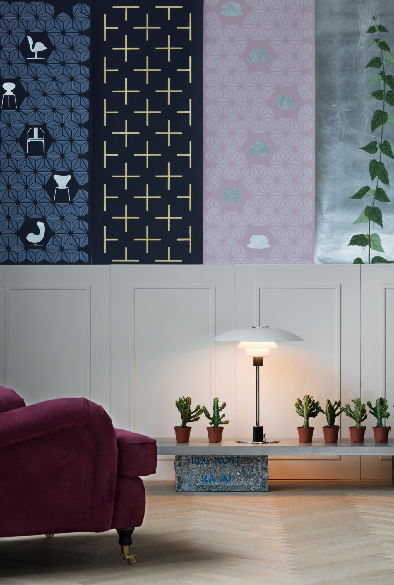 Stolní lampa PH 4/3 bílá s chromovaným podstavcem