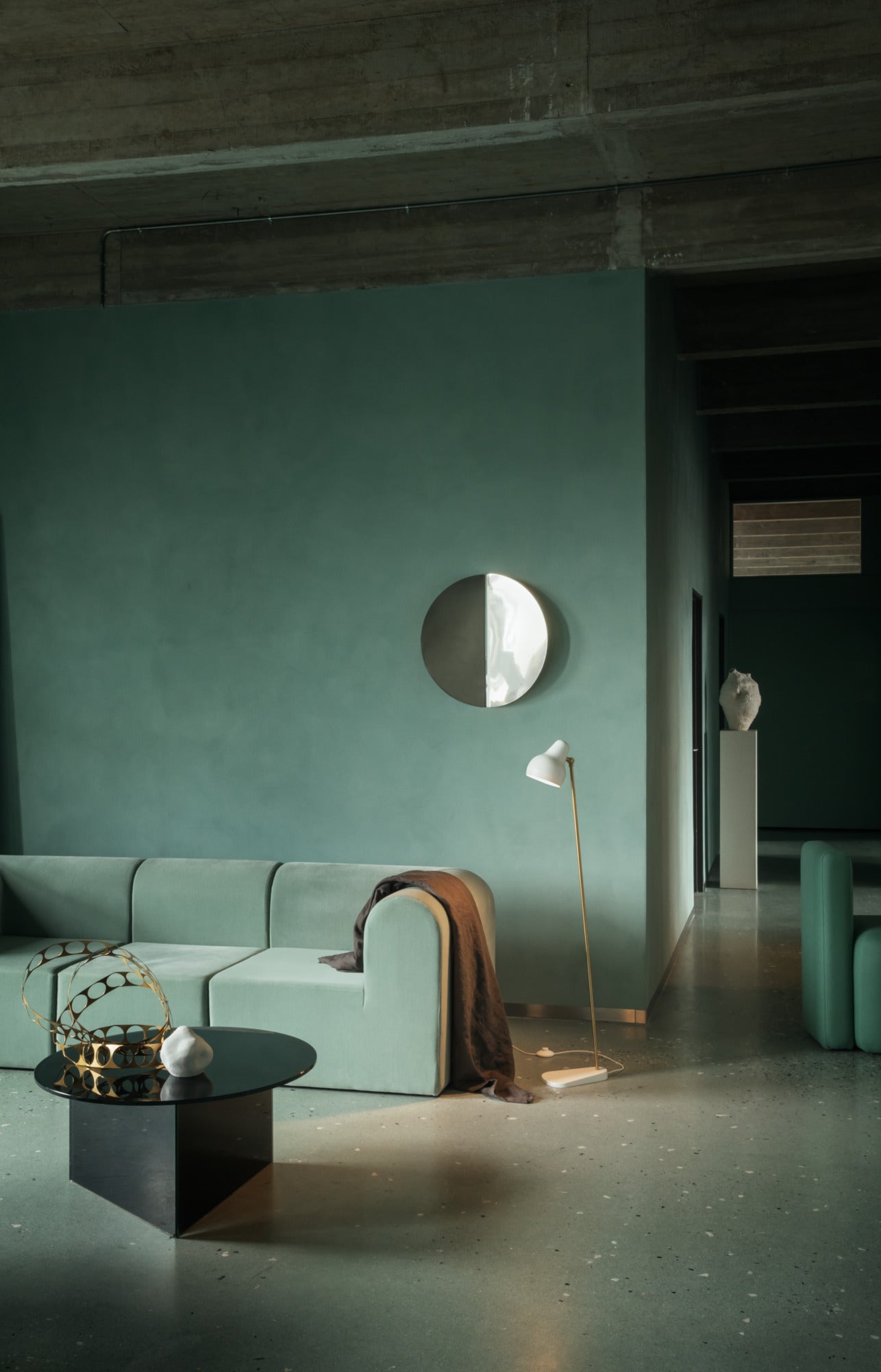 VL 38 floor lamp white with gold finish