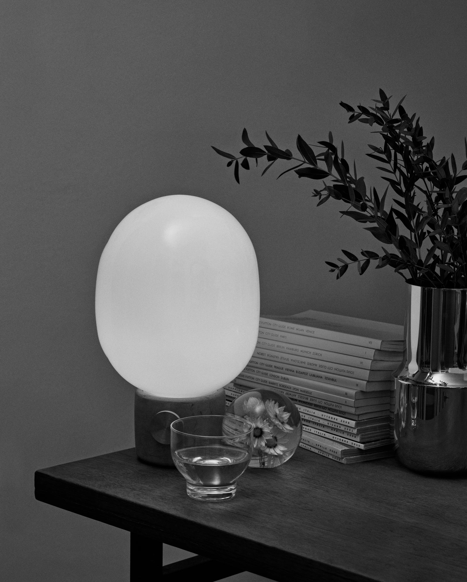 Stolní lampa JWDA z foukaného skla s krémovým podstavcem