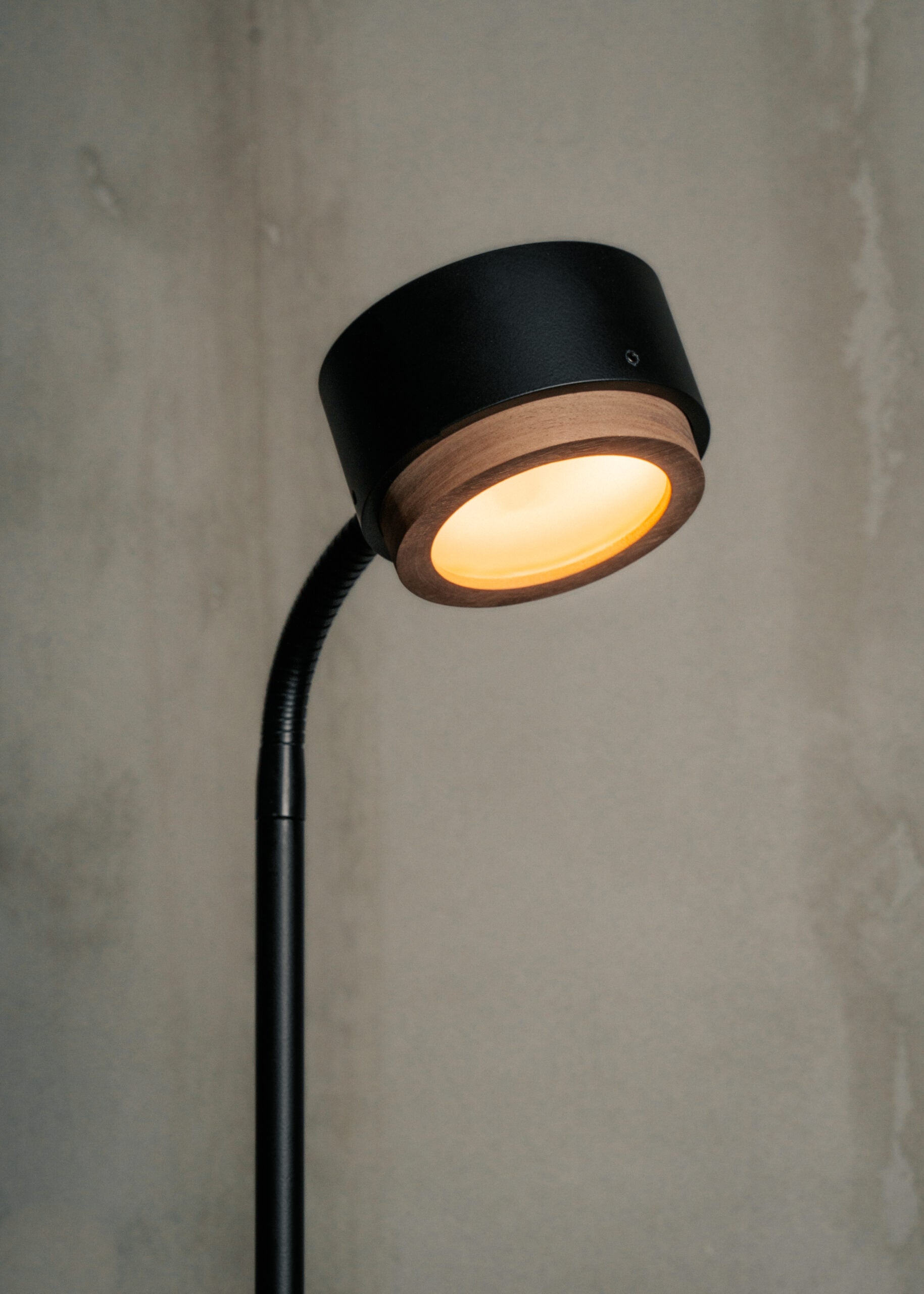 Stolní lampa JUBI černá s ořechovým dřevem