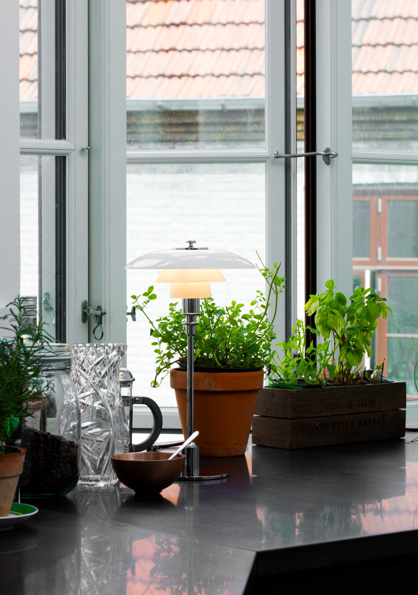 Stolní lampa PH 2/1 bílá s chromovaným podstavcem