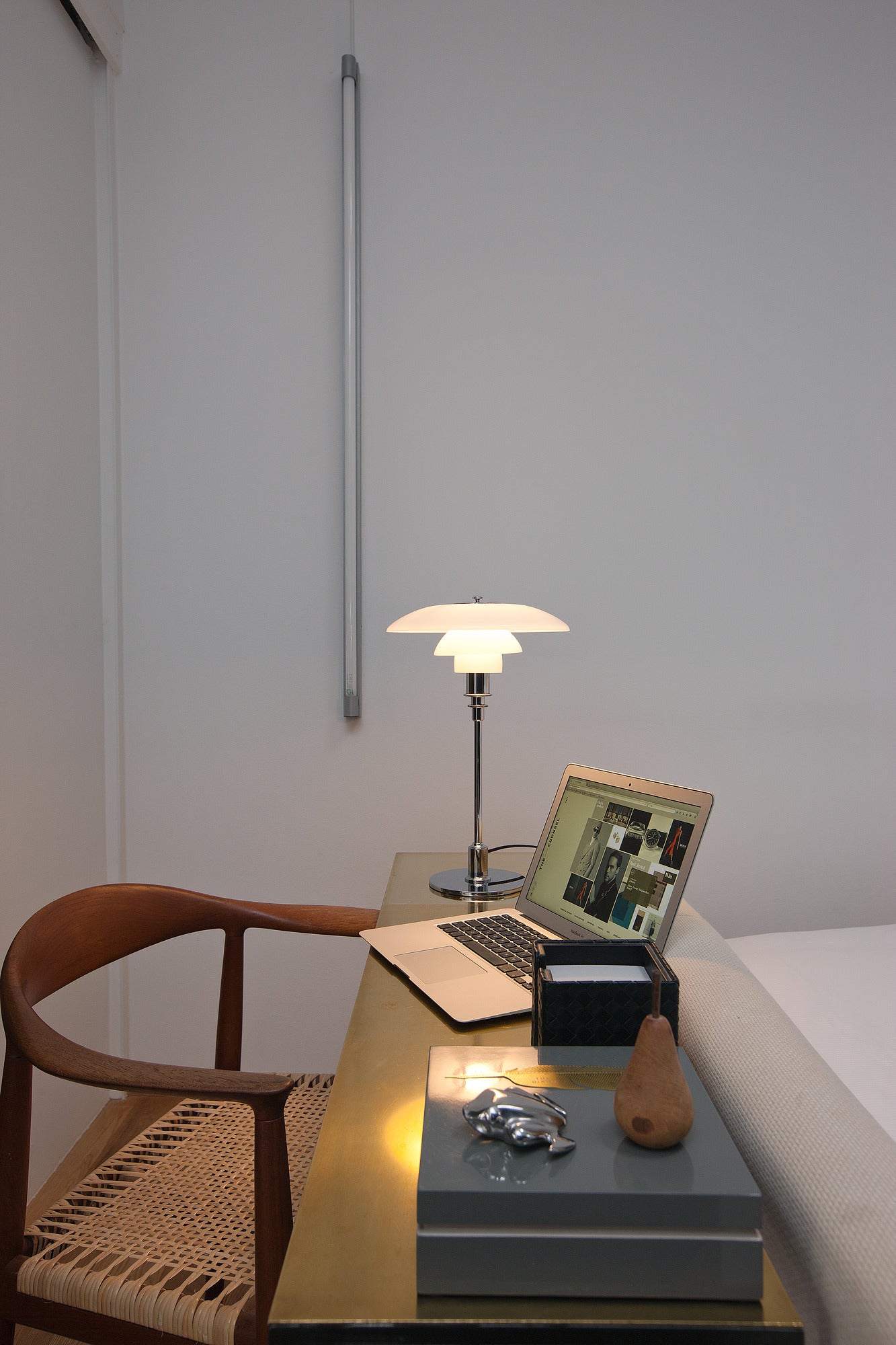 Stolní lampa PH 3/2 bílá s chromovaným podstavcem