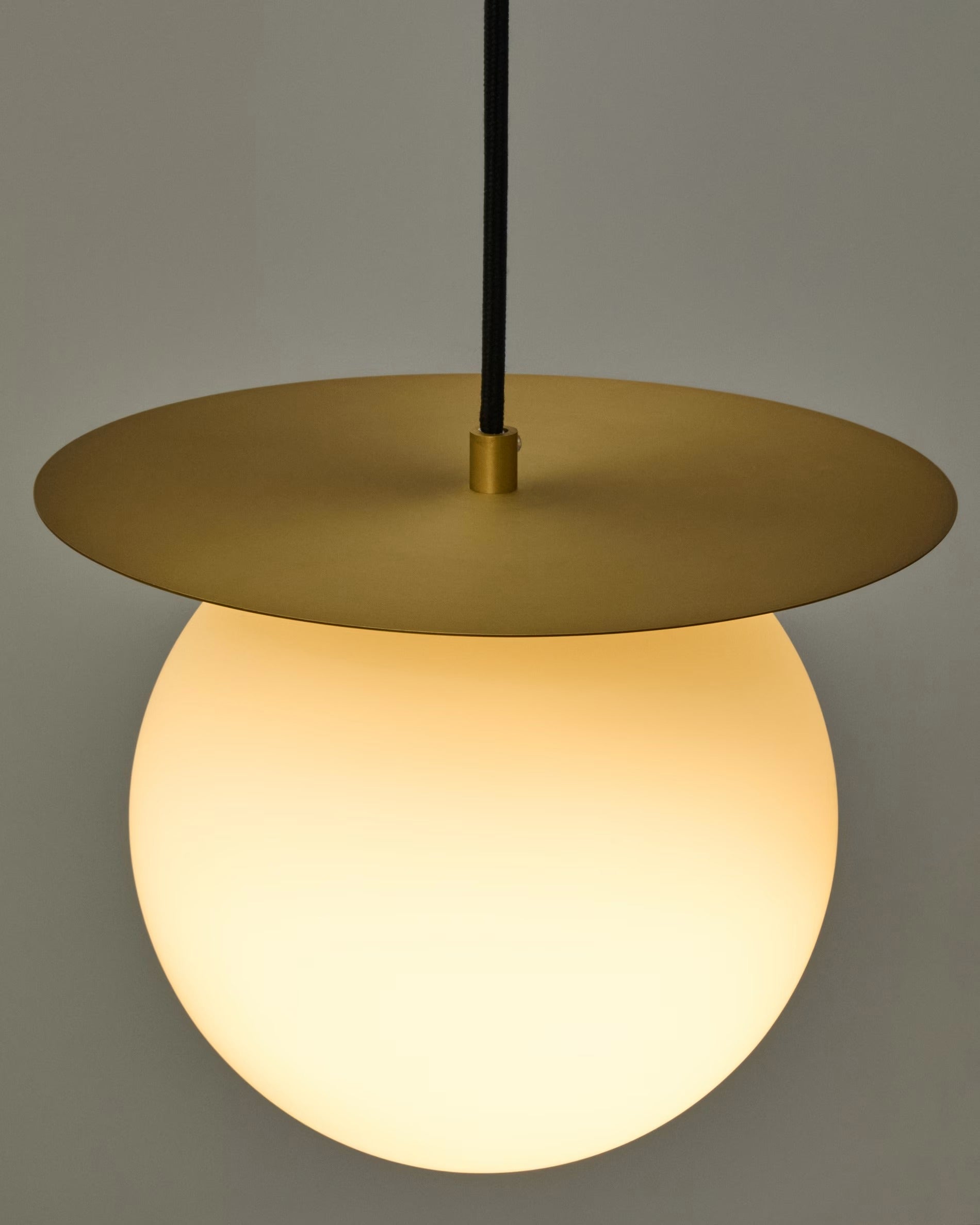 Pendant lamp with BRISIA shield brushed brass