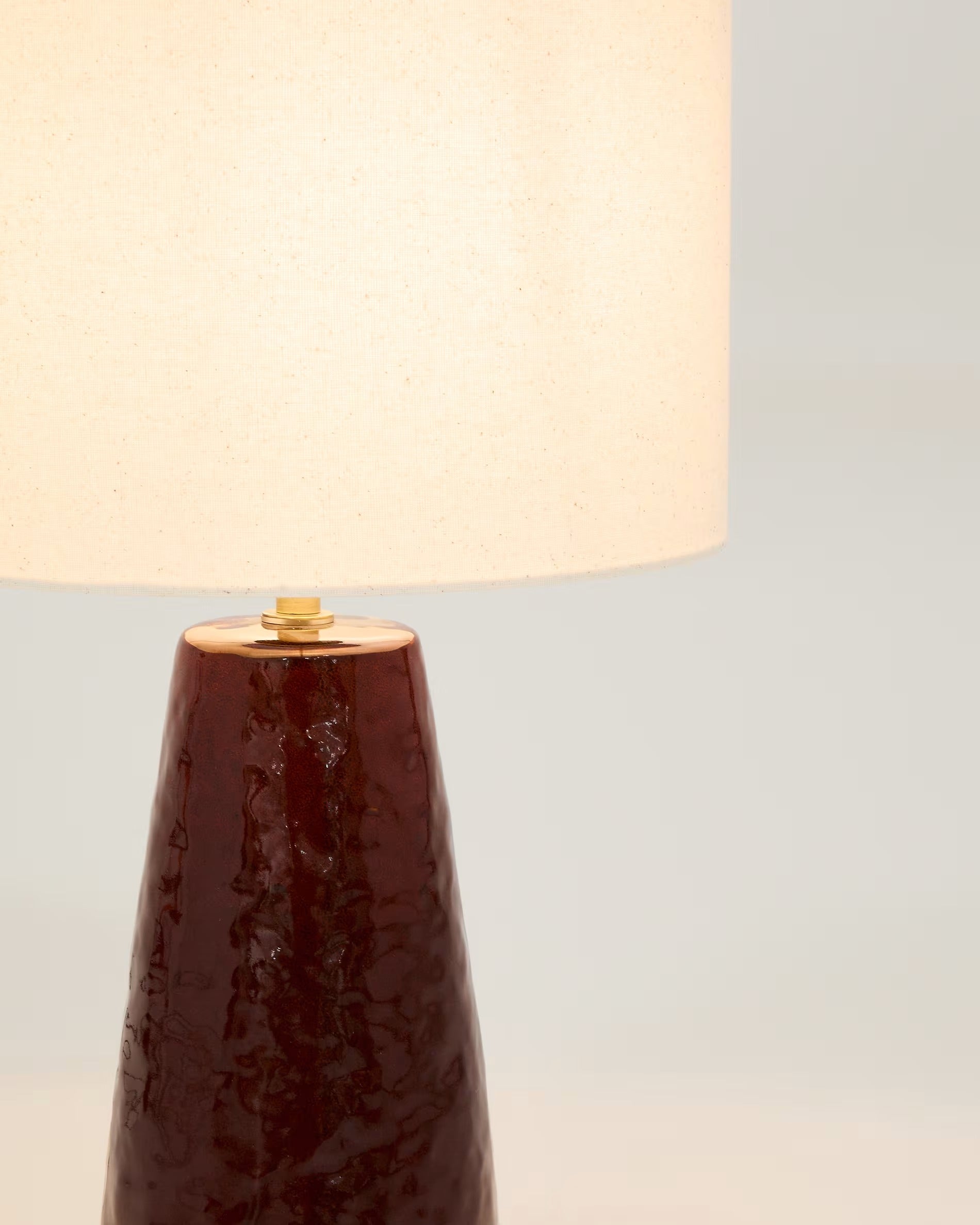DRAVA table lamp in burgundy with a cotton shade