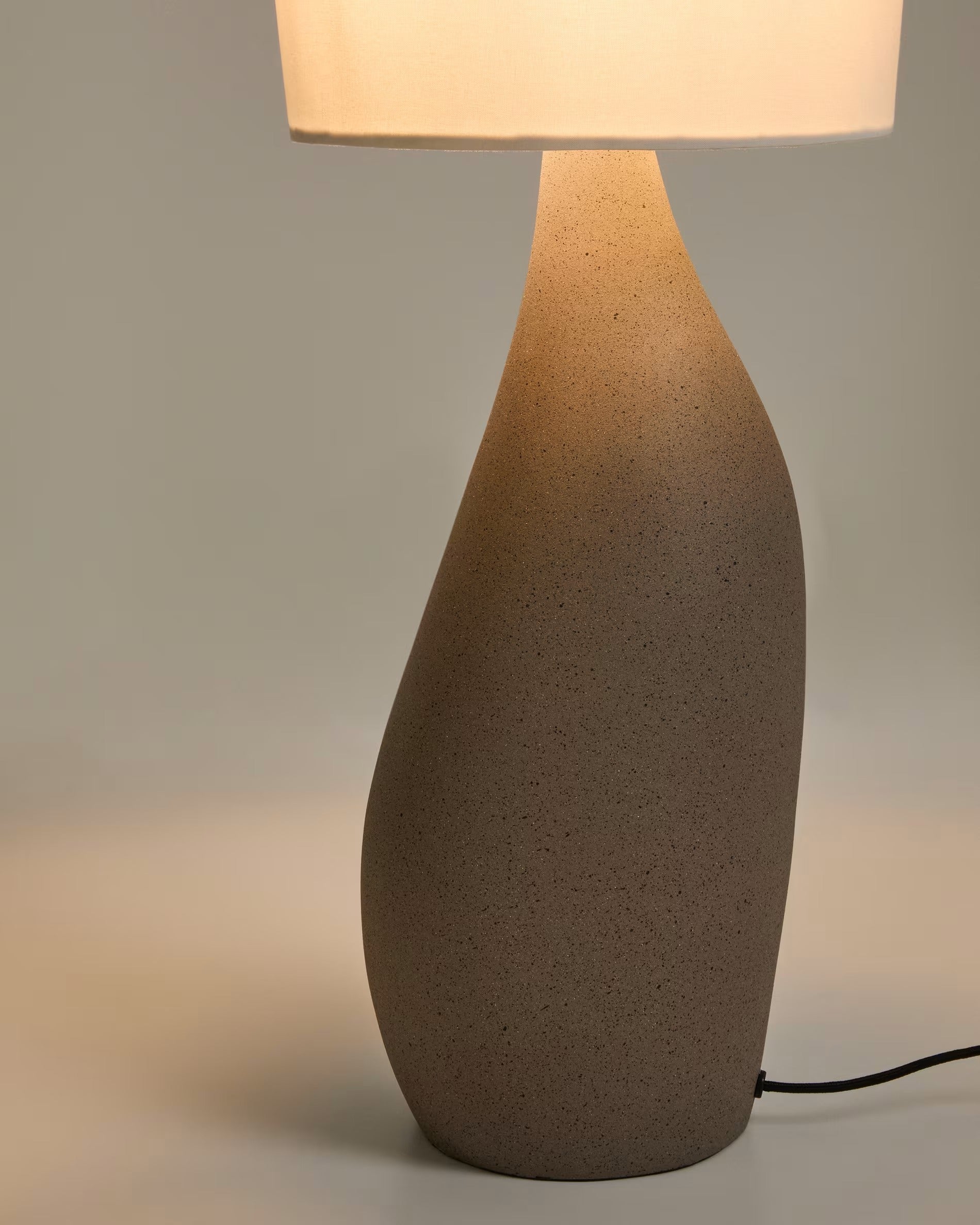 Stolní lampa VIONA světle šedá s bavlněným stínidlem