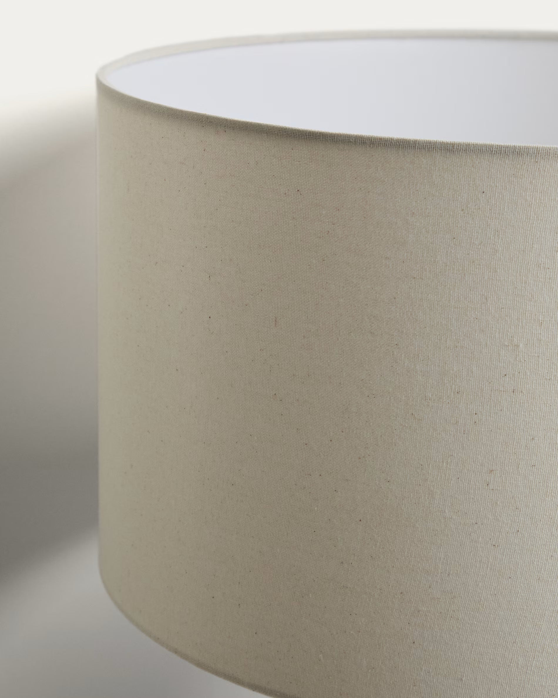 Stojací lampa NIANI šedá s tmavým dřevěným podstavcem