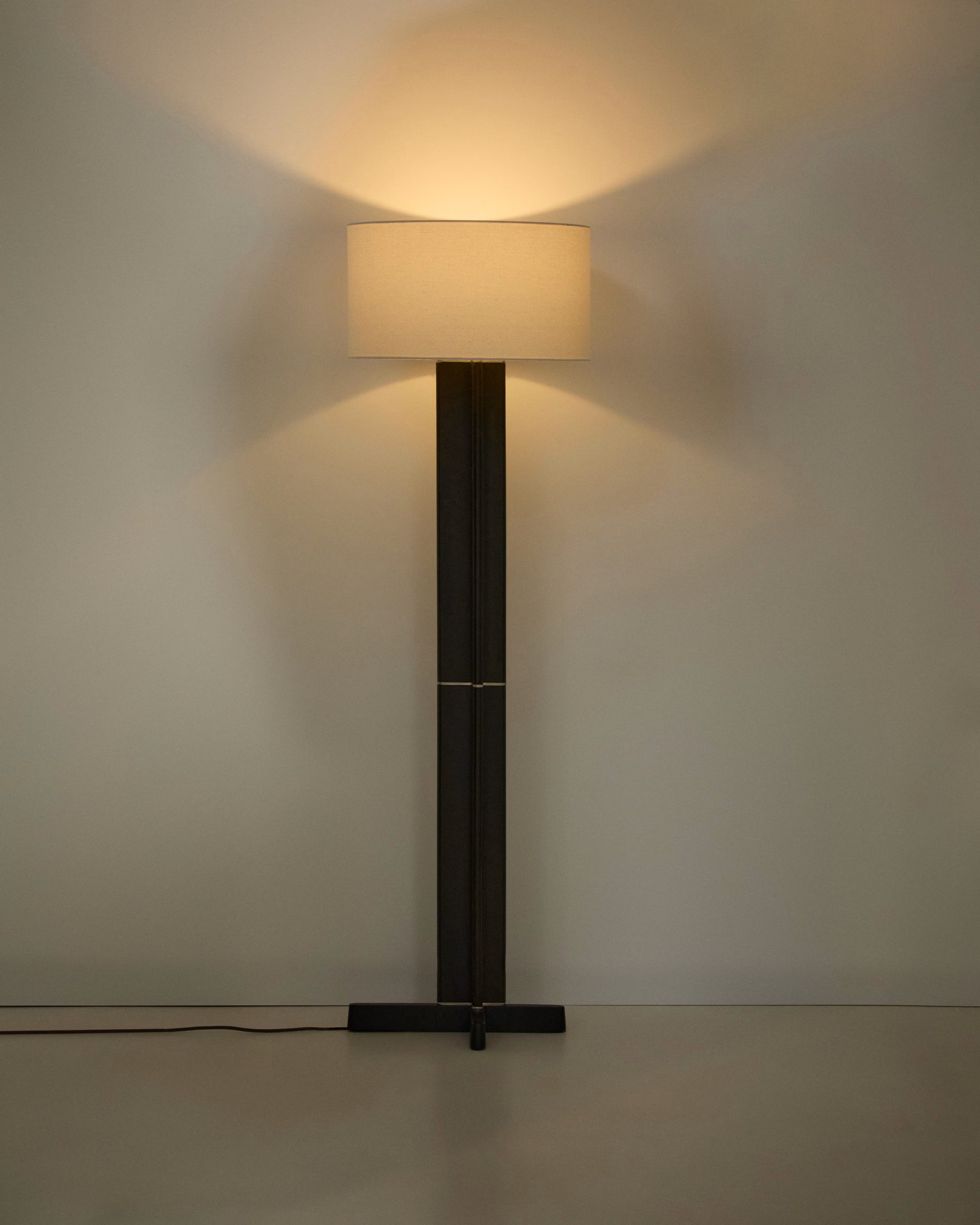 Stojací lampa NIANI šedá s tmavým dřevěným podstavcem