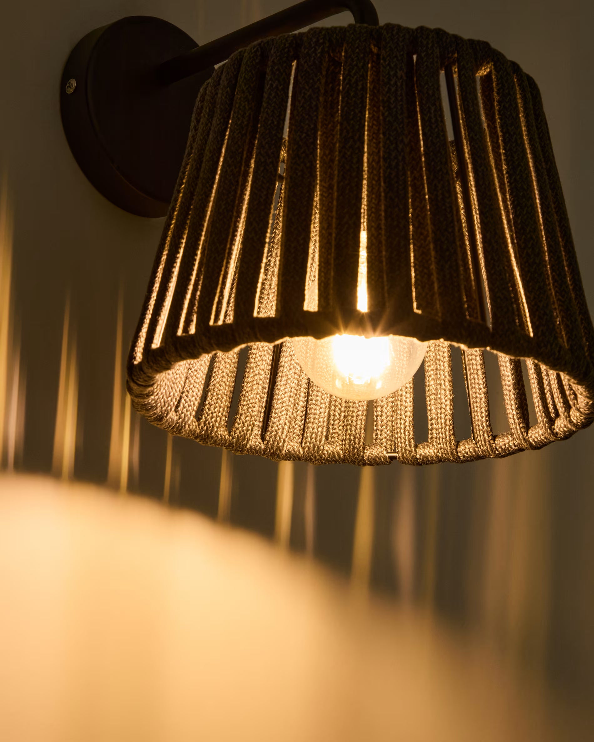 Solární nástěnná zahradní lampa ALDET černá