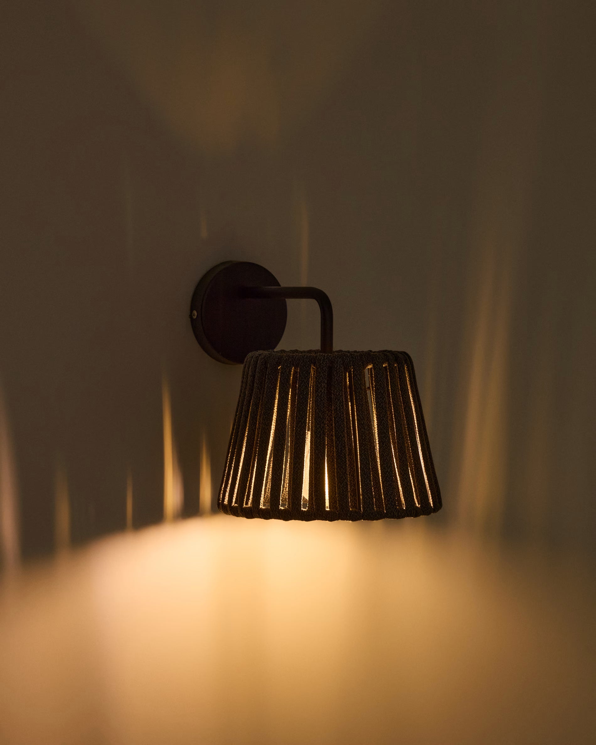 Solární nástěnná zahradní lampa ALDET černá