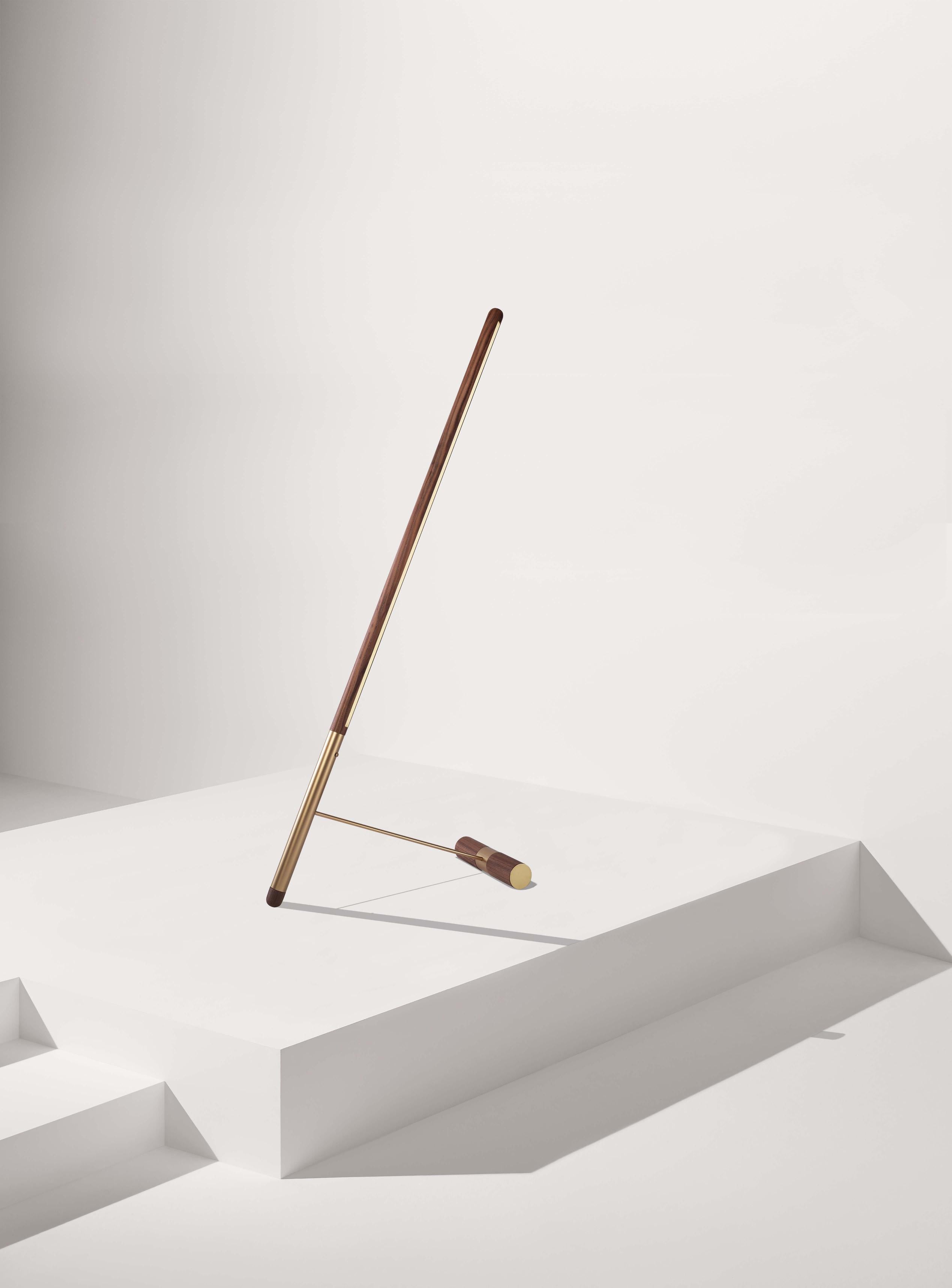 Podlahová lampa LINEA D ořechové dřevo s mosazným povrchem