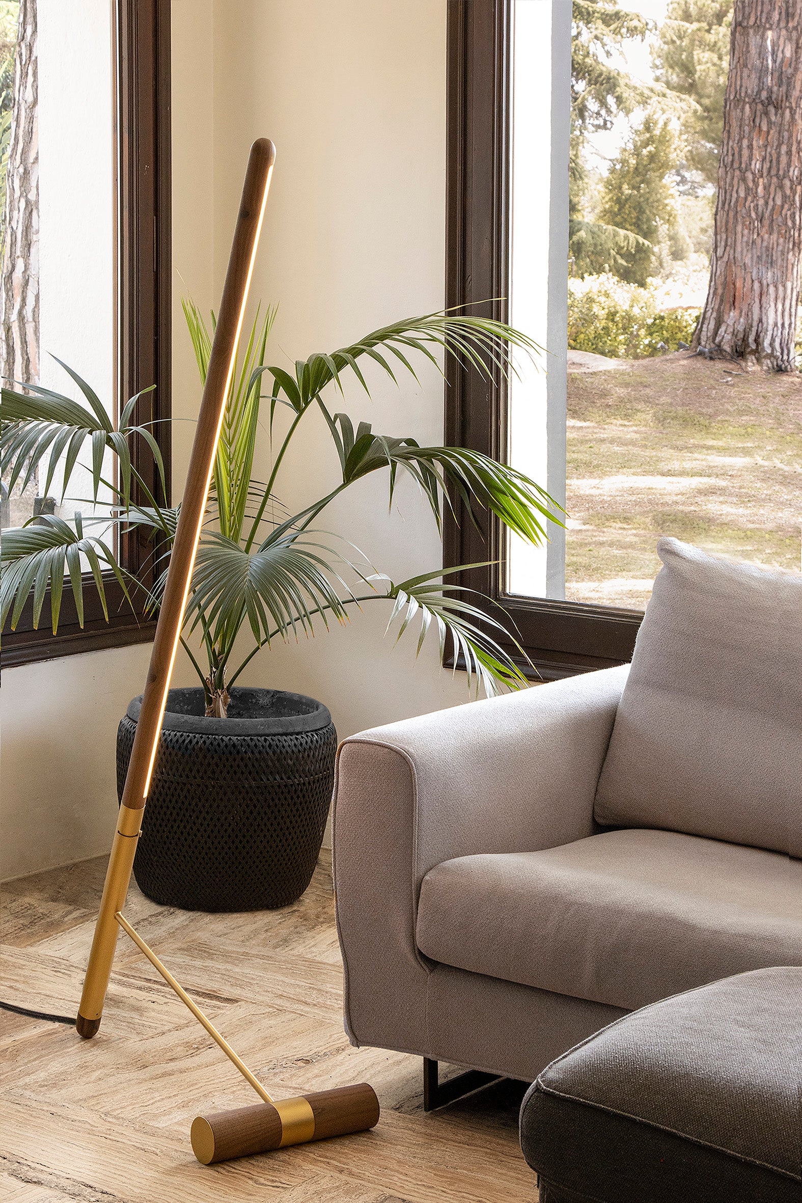 Podlahová lampa LINEA D ořechové dřevo s mosazným povrchem