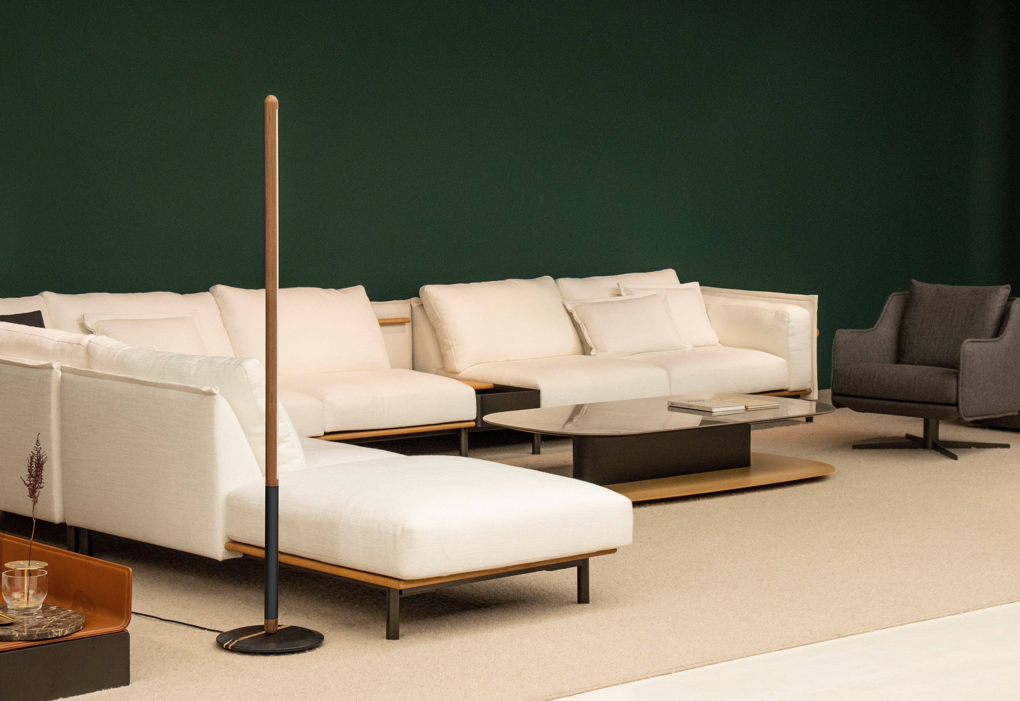 Podlahová lampa LINEA UNO ořechové dřevo s grafitovým povrchem a mramorovým podstavcem