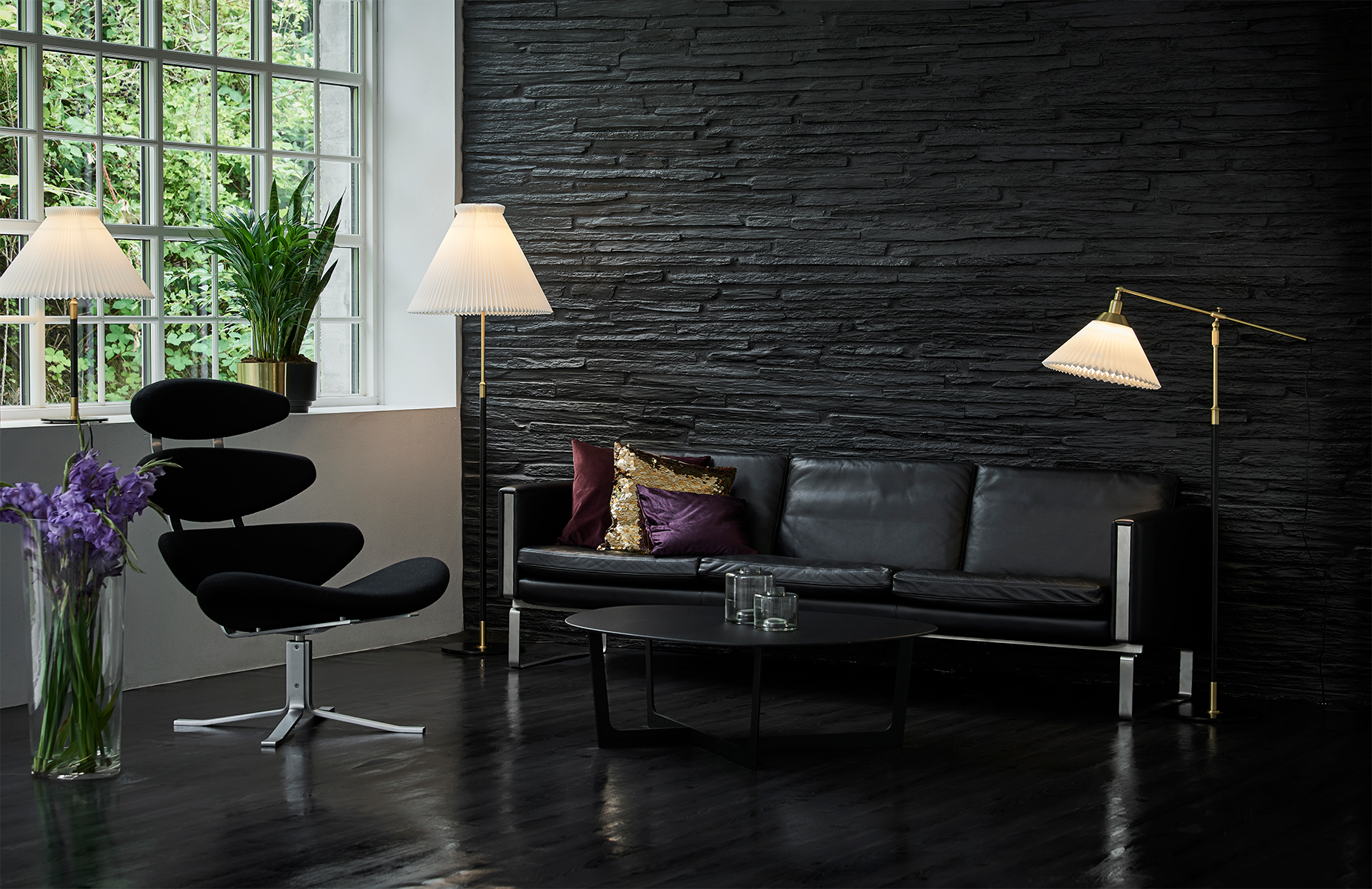 Stojací lampa MODEL 349 bílá s černo-zlatým podstavcem