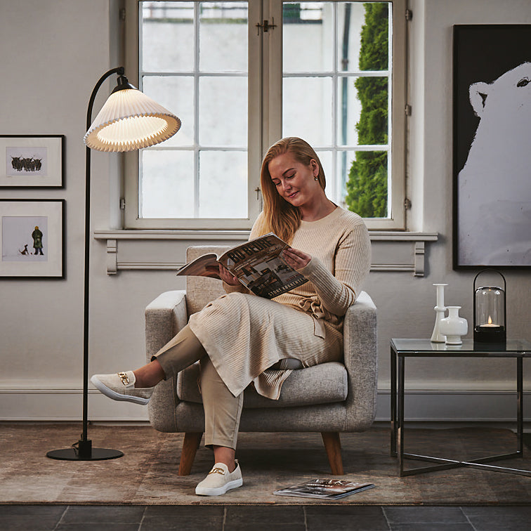 Stojací lampa MODEL 368 bílá s černým podstavcem