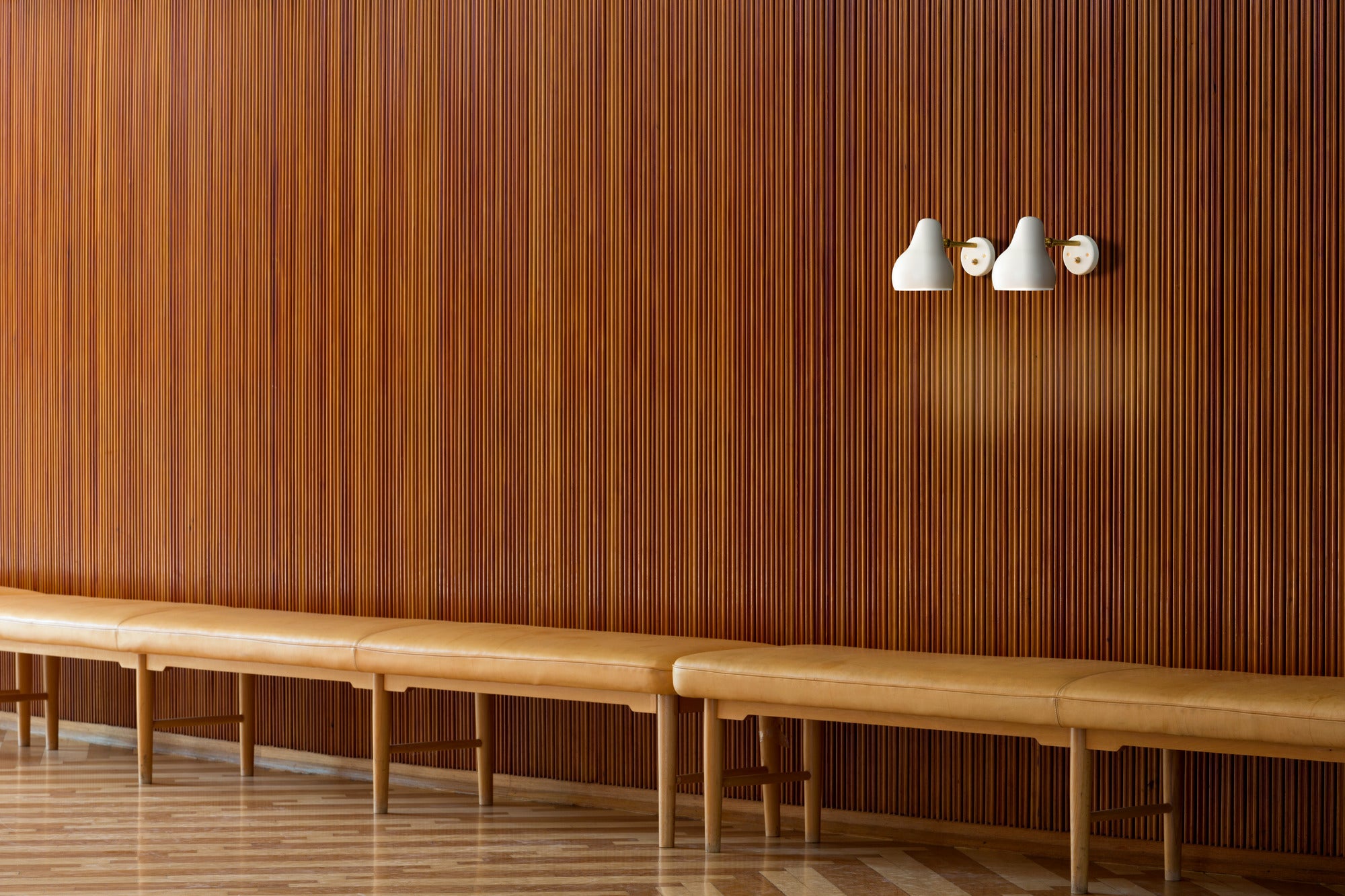 Nástěnná lampa VL 38 bílá se zlatým povrchem