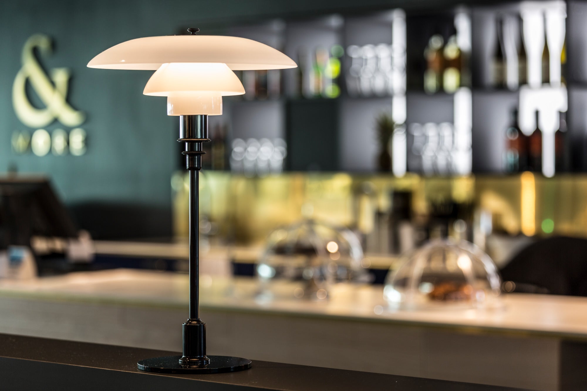 Stolní lampa PH 3/2 bílá s černým podstavcem
