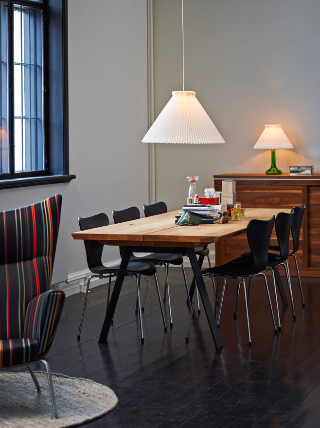 Stolní lampa MODEL 343 bílá s tmavě šedým podstavcem