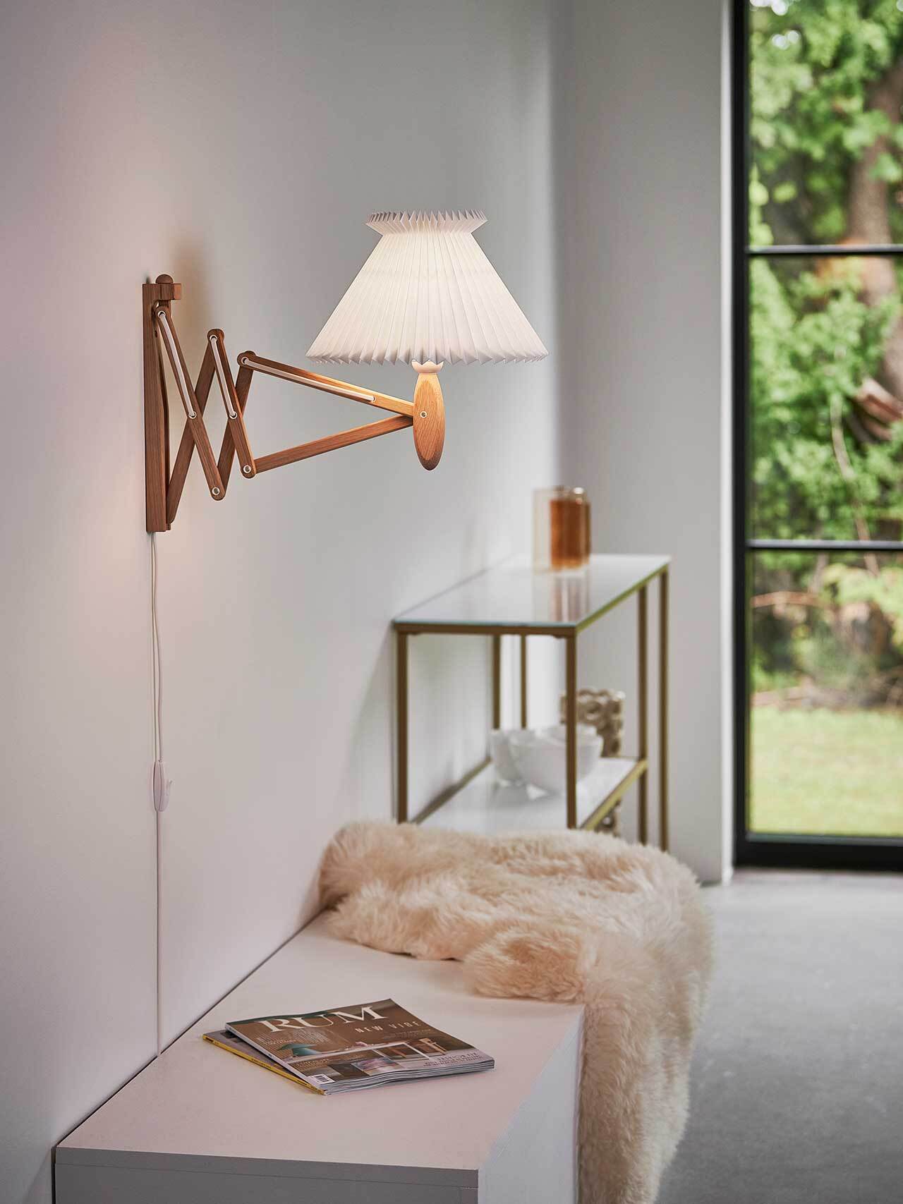 Nástěnná lampa MODEL 224 6/17 SAX bílá s tmavě dubovým podstavcem