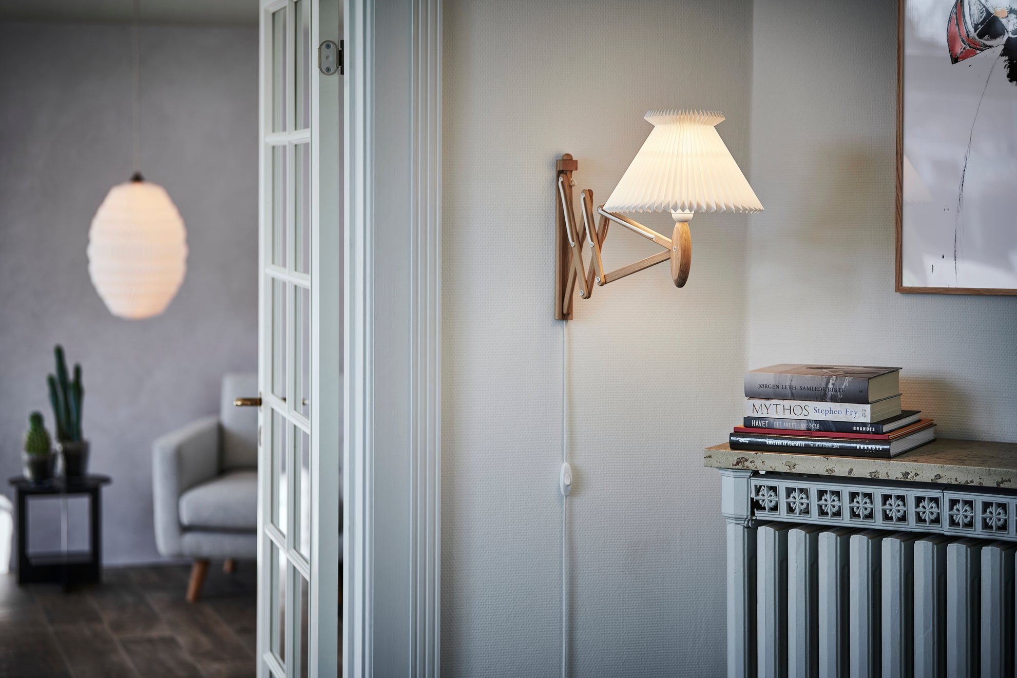 Nástěnná lampa MODEL 224 6/17 SAX bílá s tmavě dubovým podstavcem