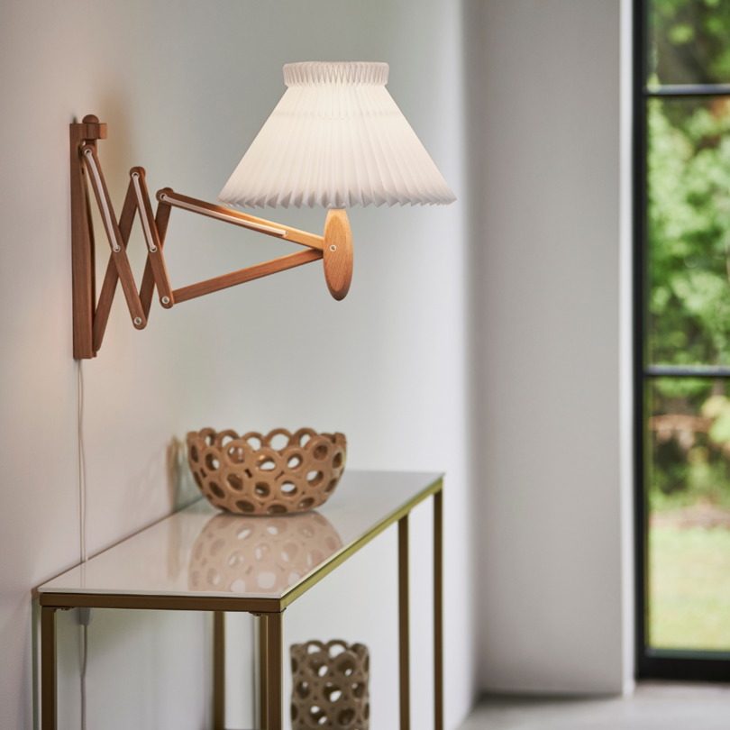 Nástěnná lampa MODEL 224 6/17 SAX bílá s tmavě dubovým podstavcem