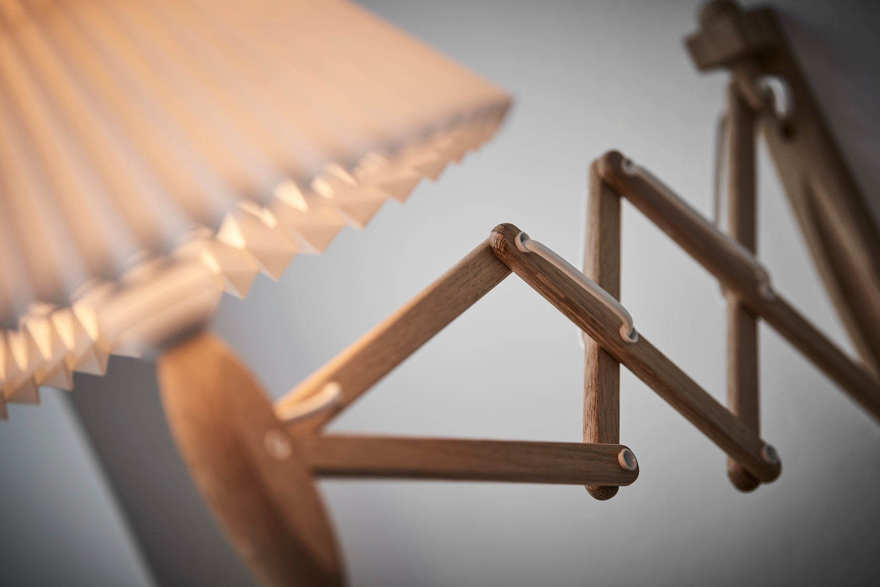 Nástěnná lampa MODEL 224 6/17 SAX bílá s tmavě dubovým podstavcem