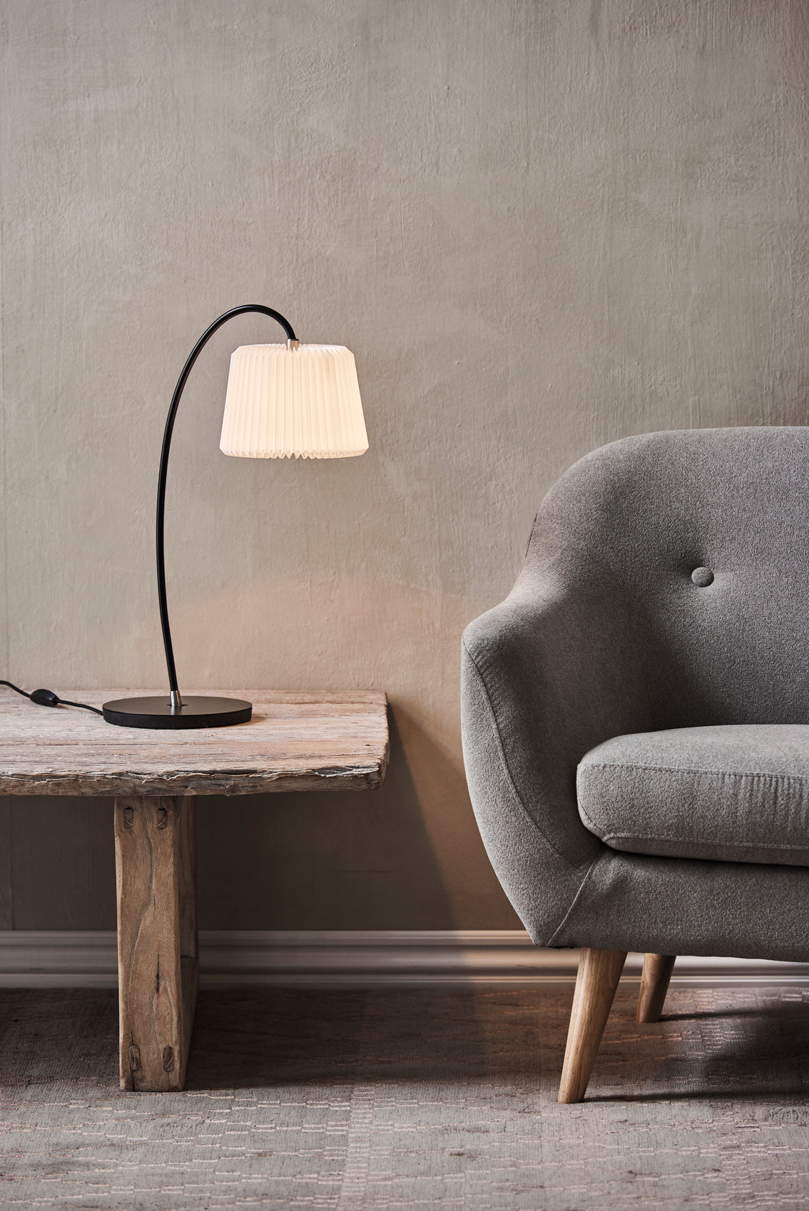 Stolní lampa MODEL 320 bílá s černým podstavcem