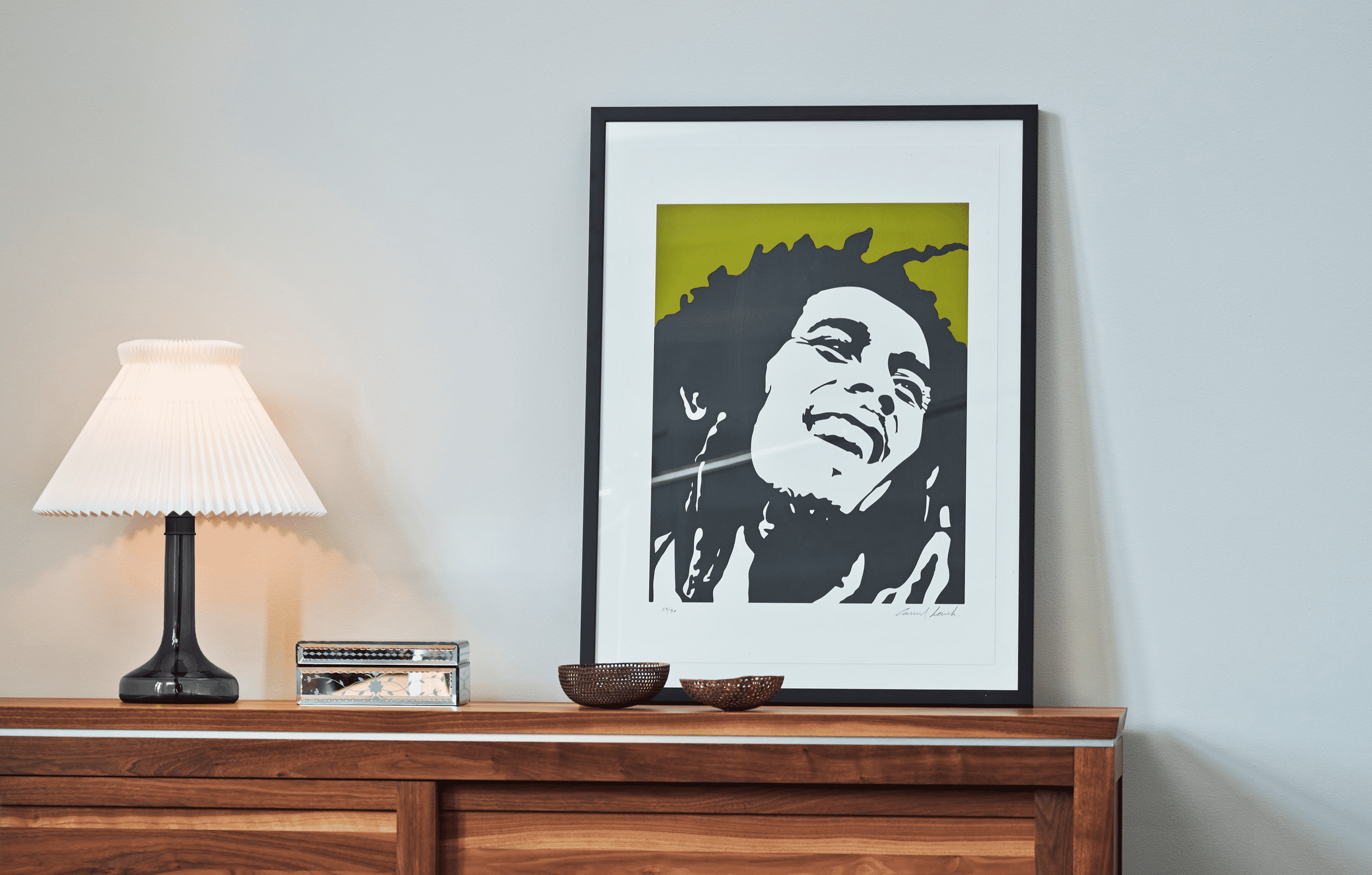 Stolní lampa MODEL 343 bílá s tmavě šedým podstavcem