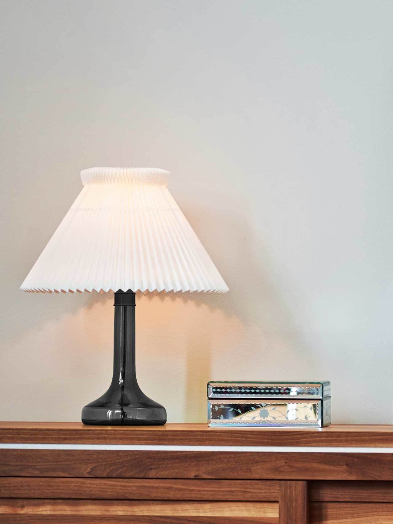 Stolní lampa MODEL 343 bílá s tmavě šedým podstavcem