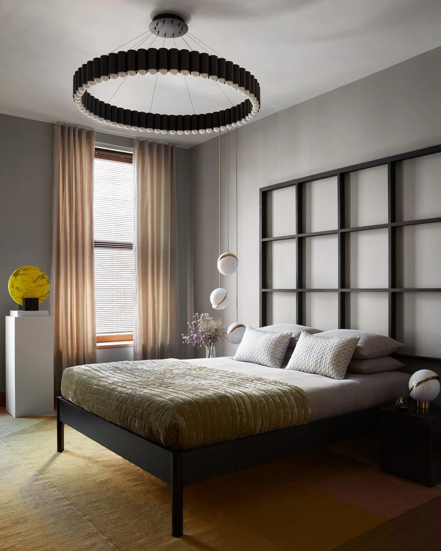 Stolní lampa ACID MARBLE v kyselě žluté barvě s černým mramorovým podstavcem.