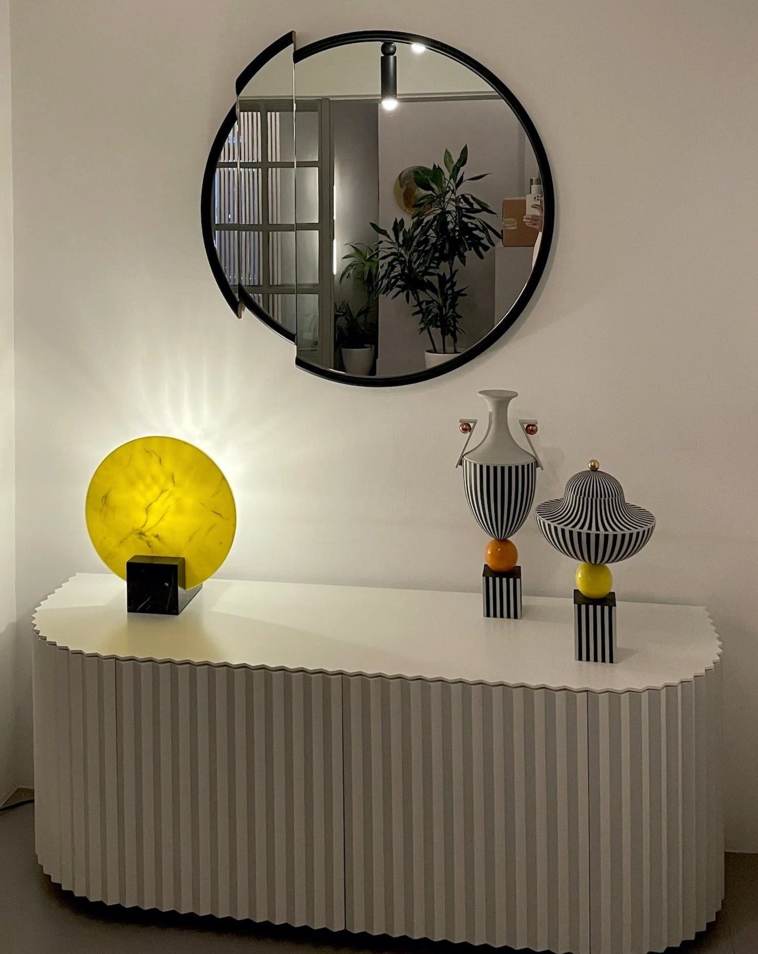 Stolní lampa ACID MARBLE v kyselě žluté barvě s černým mramorovým podstavcem.